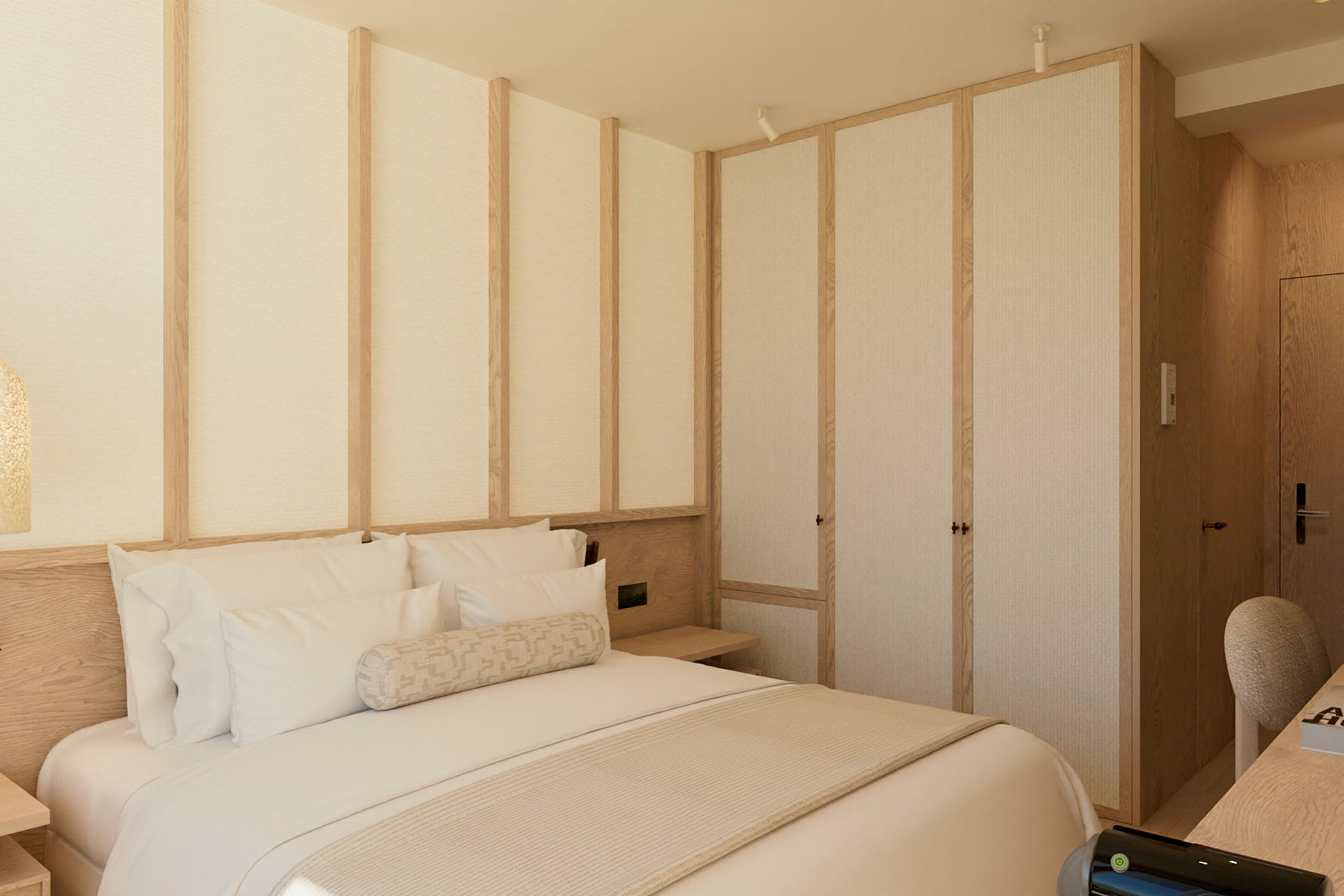 Hotellihuone, jossa on parisänky, valkoiset lakanat ja tyynyt sekä vaalea puusisustus. (Tekoälyn luoma teksti)
