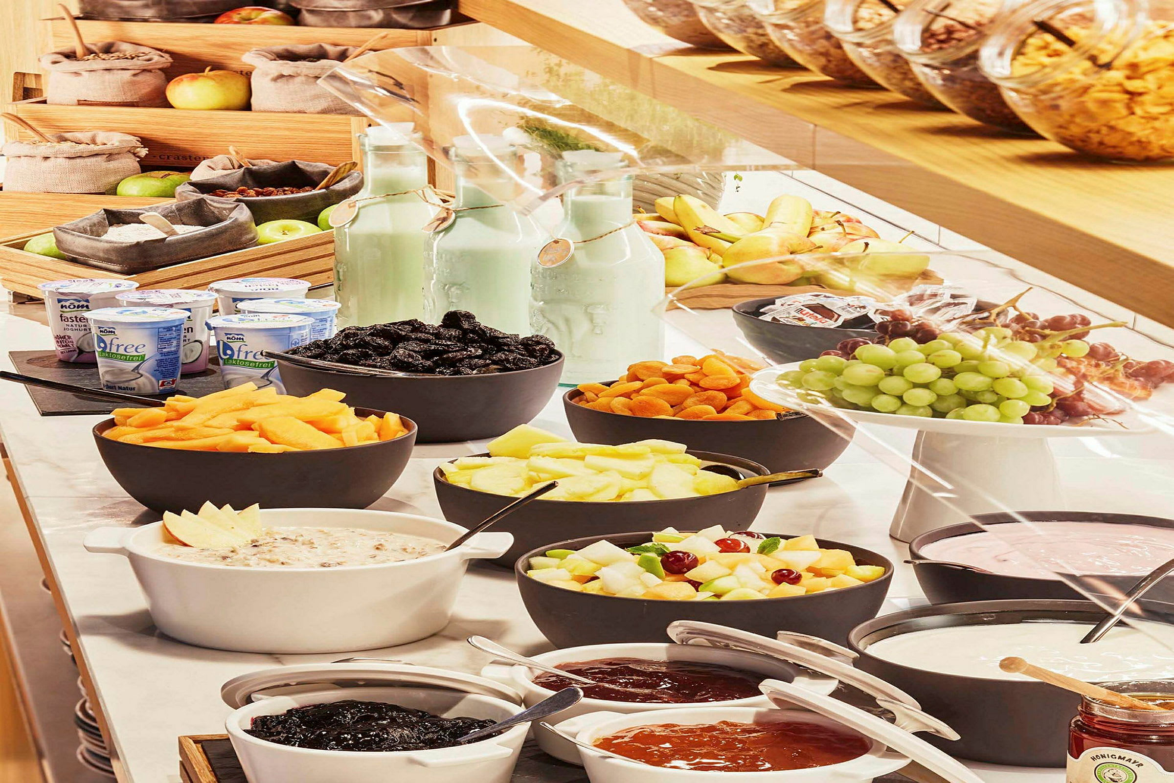 Buffet, jossa erilaisia hedelmiä, jogurtteja ja täytteitä. (Tekoälyn luoma teksti)