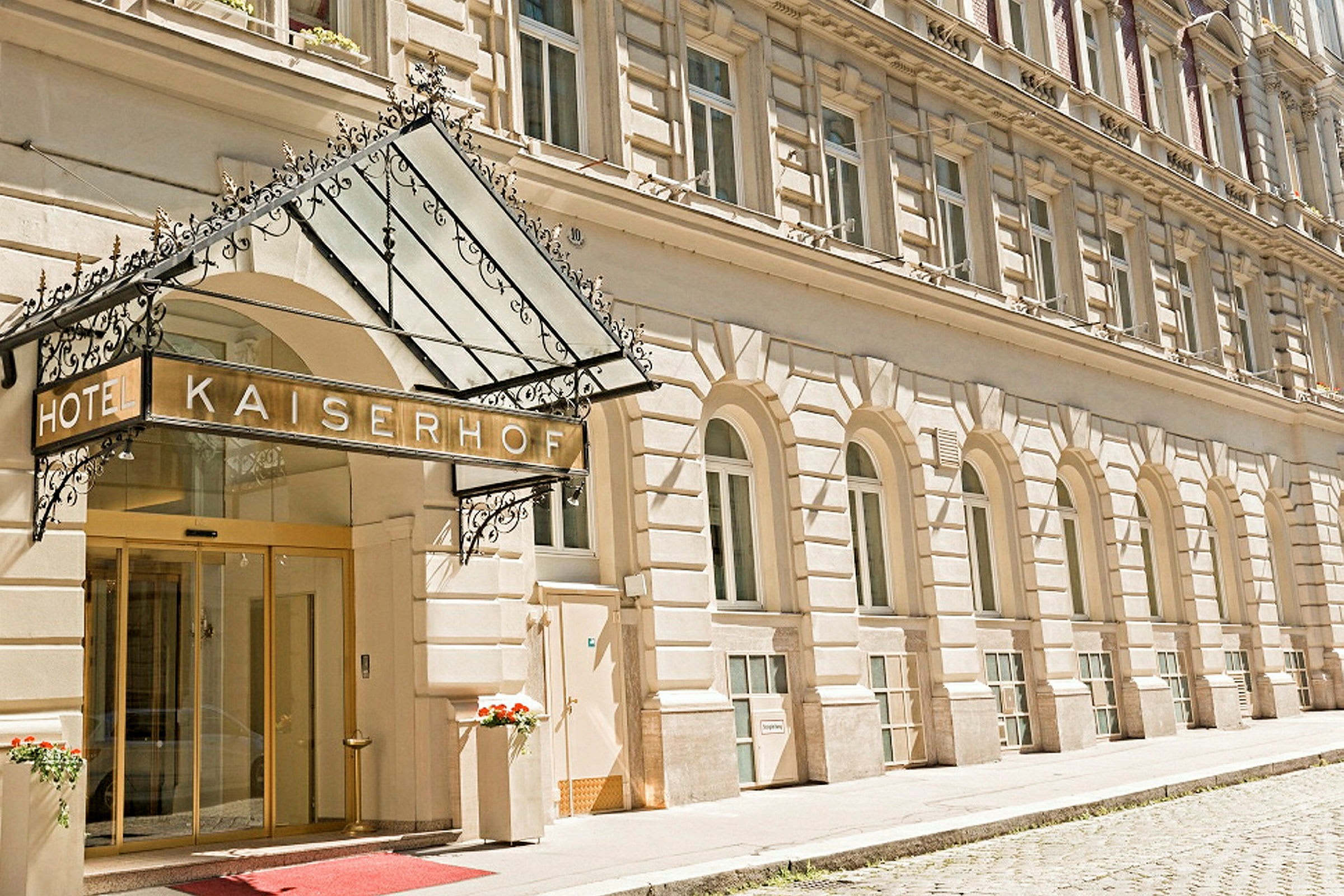 Hotellirakennus, jonka sisäänkäynnillä on kyltti: "Hotel Kaiserhof". (Tekoälyn luoma teksti)