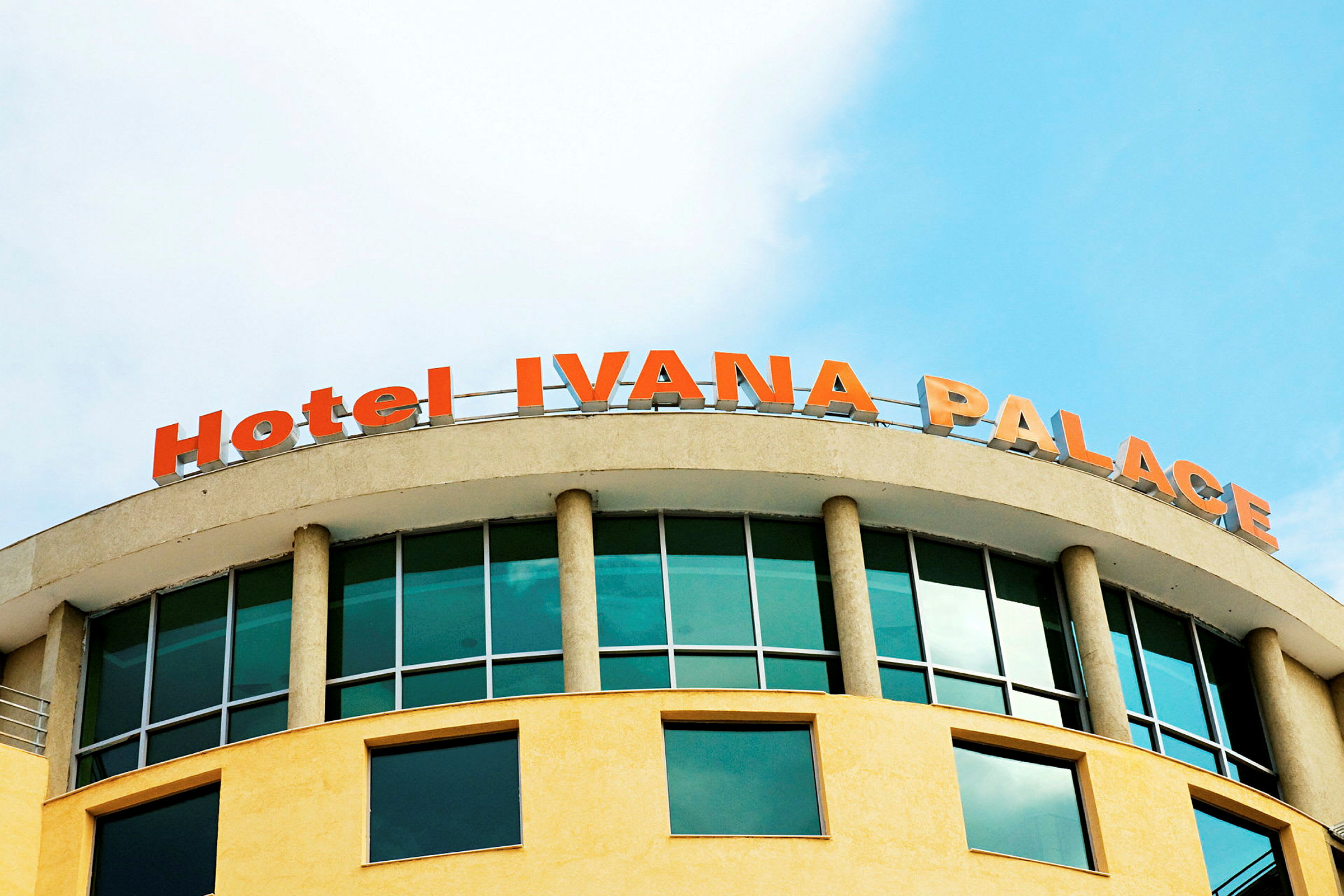 Kuva rakennuksesta, jossa lukee ylhäällä oranssinpunaisella "Hotel IVANA PALACE". (Tekoälyn luoma teksti)