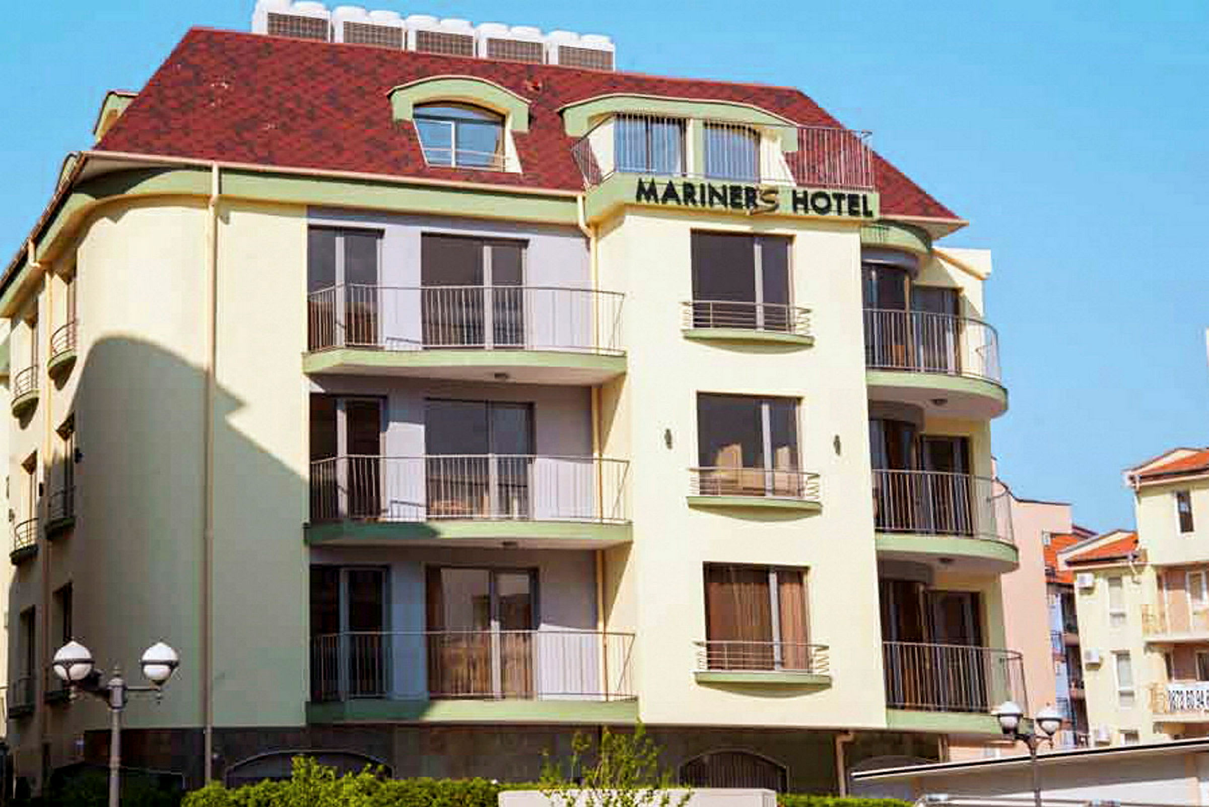 Hotel Mariners -rakennus, jossa on useita kerroksia ja parvekkeita. (Tekoälyn luoma teksti)