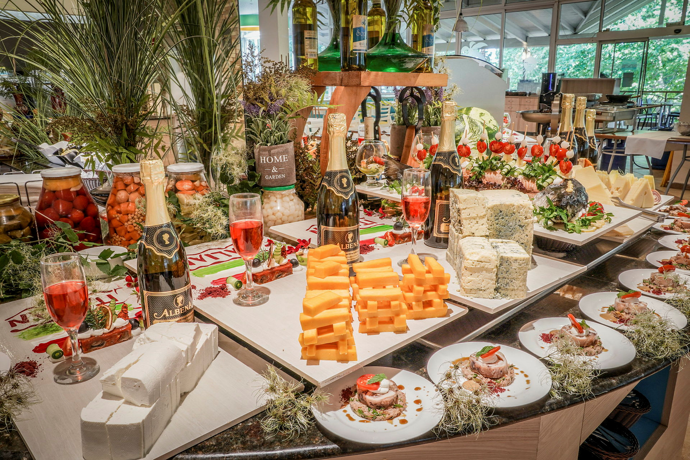 Buffet, jossa erilaisia juustoja, viiniä ja koristeluja. (Tekoälyn luoma teksti)
