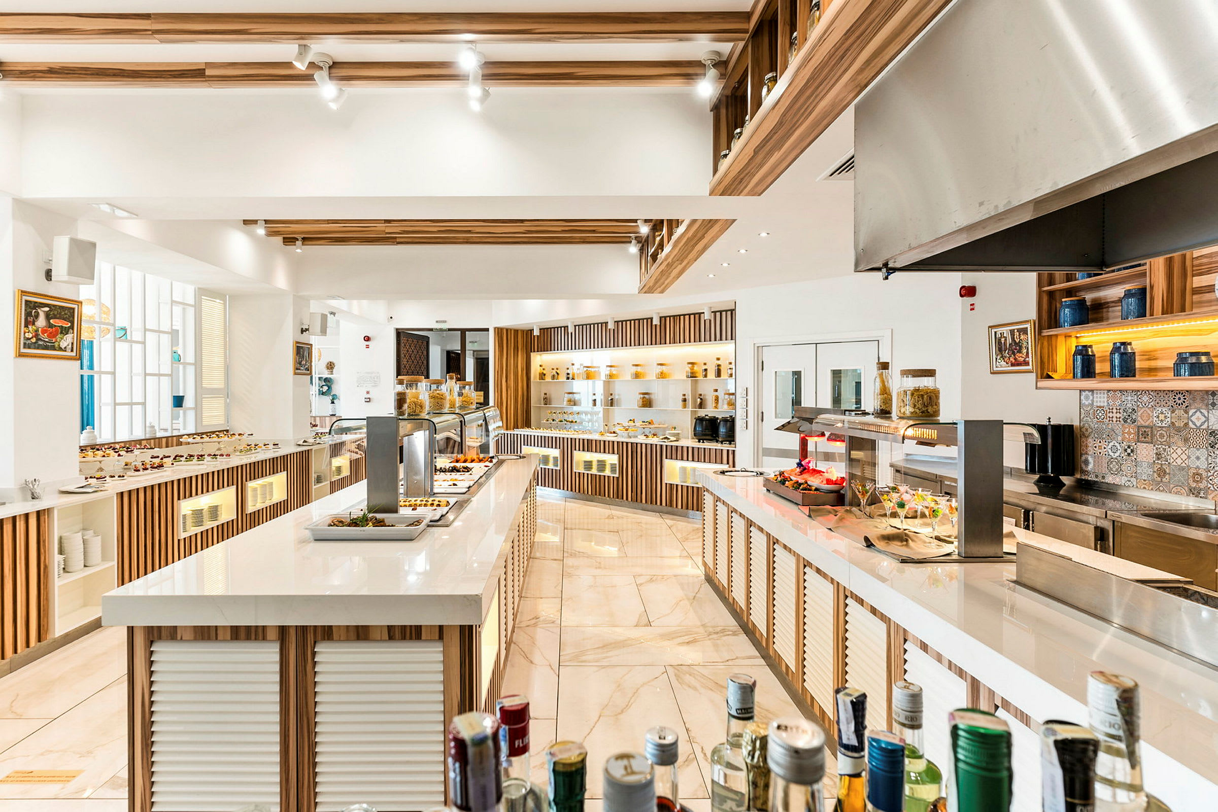 Moderni buffet, jossa on ruokapöytiä ja tyylikäs sisustus. (Tekoälyn luoma teksti)