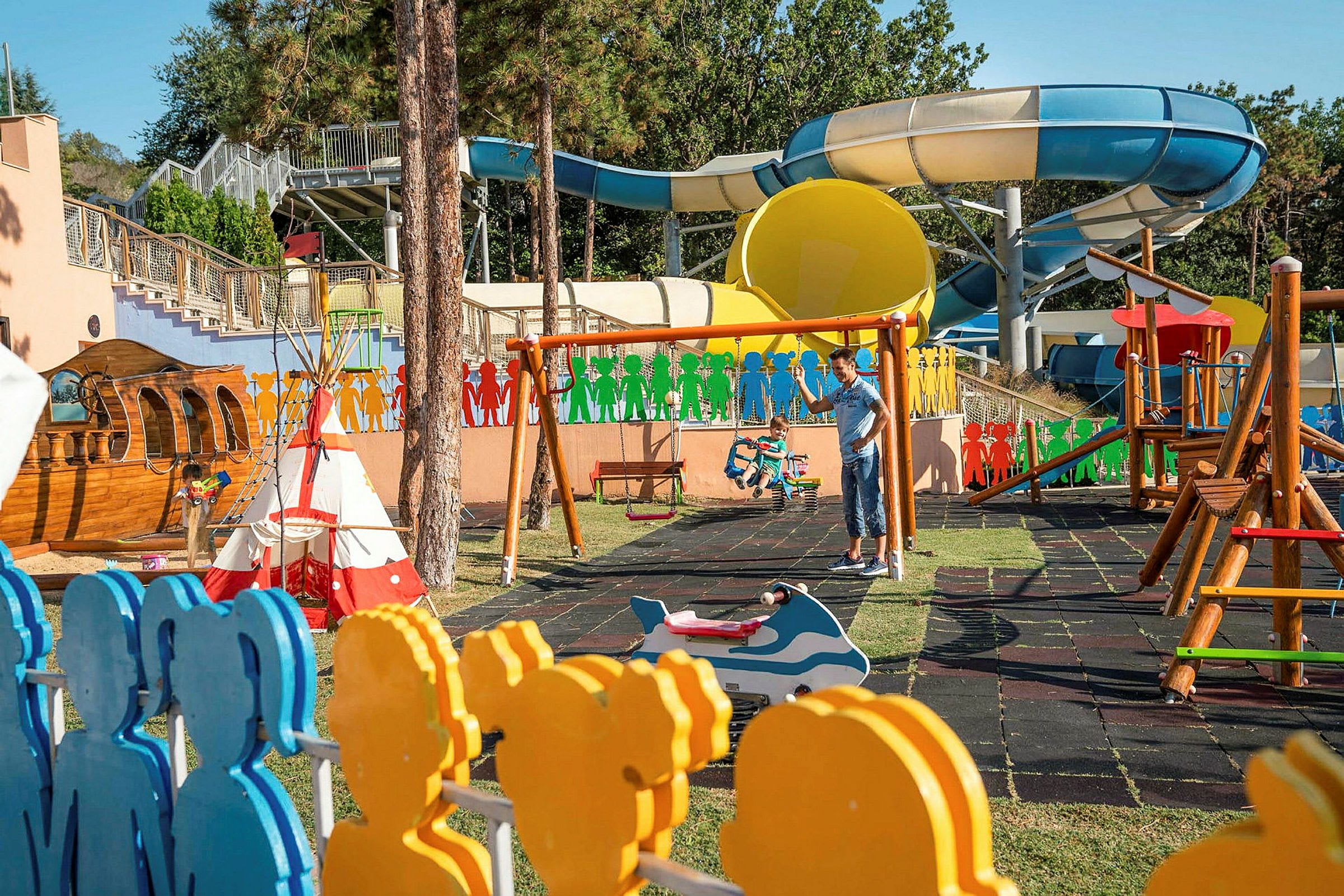 Leikkipaikka, jossa on keinuteline ja liukumäki. (Tekoälyn luoma teksti)