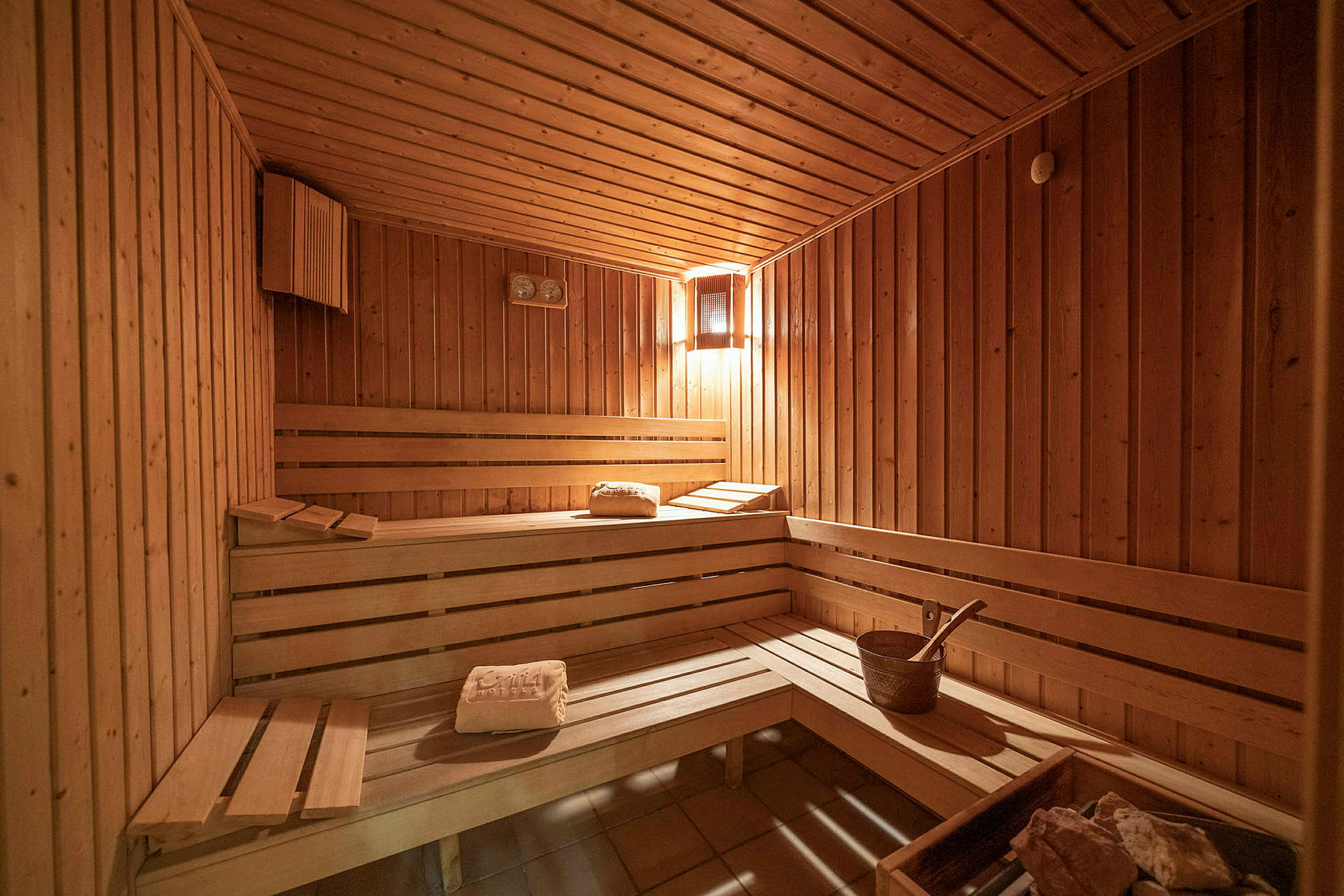 Sauna, jossa puupaneelit ja penkit. (Tekoälyn luoma teksti)