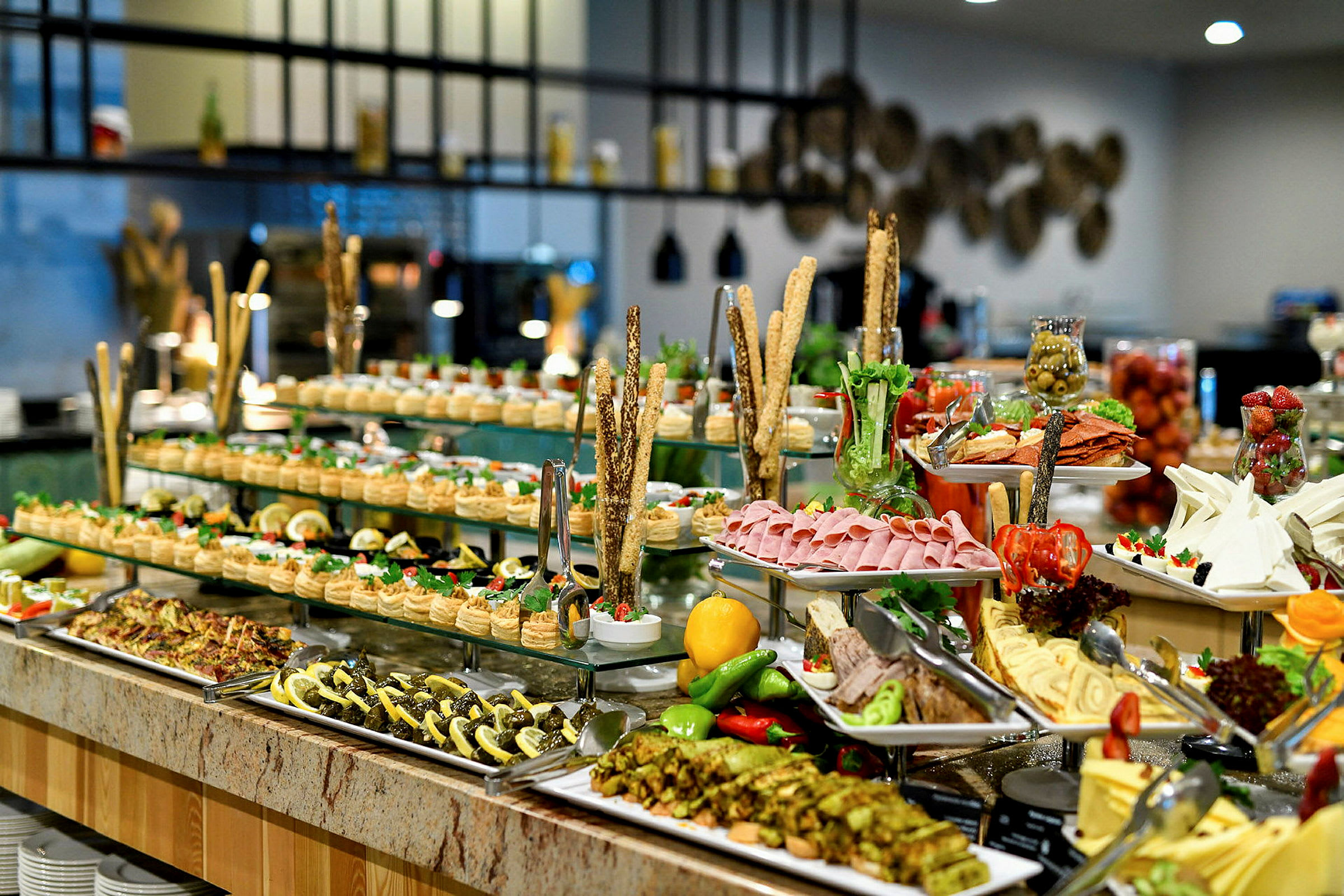 Buffet, jossa erilaisia ruokia ja koristeita. (Tekoälyn luoma teksti)