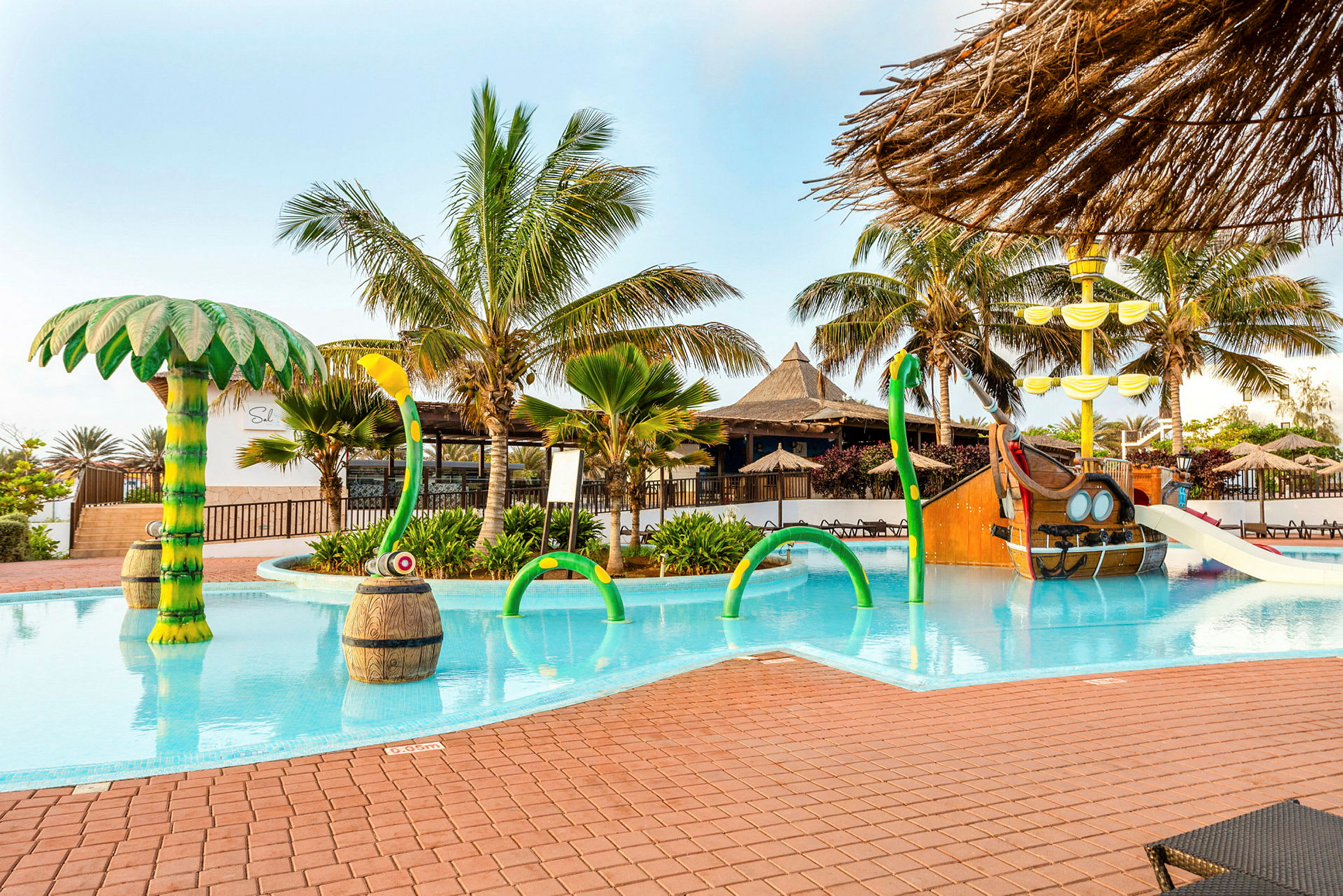 Meliá Dunas Beach Resort & Spa -naapurihotellin lastenallas, jossa on merirosvolaiva – myös Sol Dunas Family Fun -hotellissa asuvien lasten käytettävissä