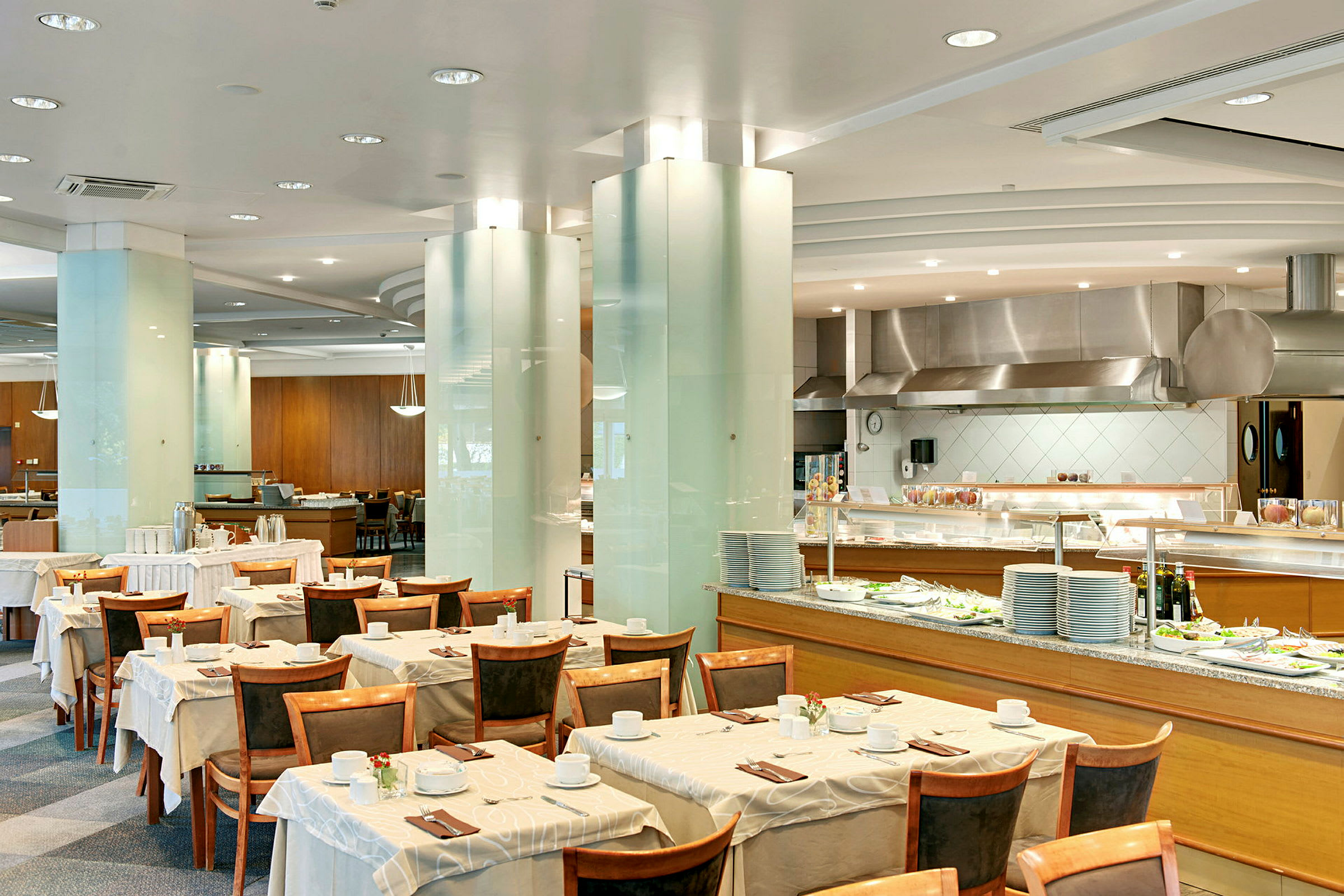 Ravintola, jossa katettuja pöytiä ja buffetalue. (Tekoälyn luoma teksti)