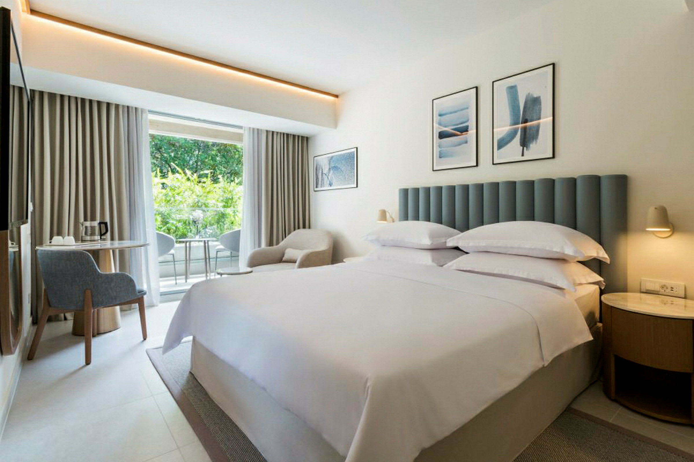 Hotellihuone, jossa on parivuode ja vaalea sisustus. (Tekoälyn luoma teksti)