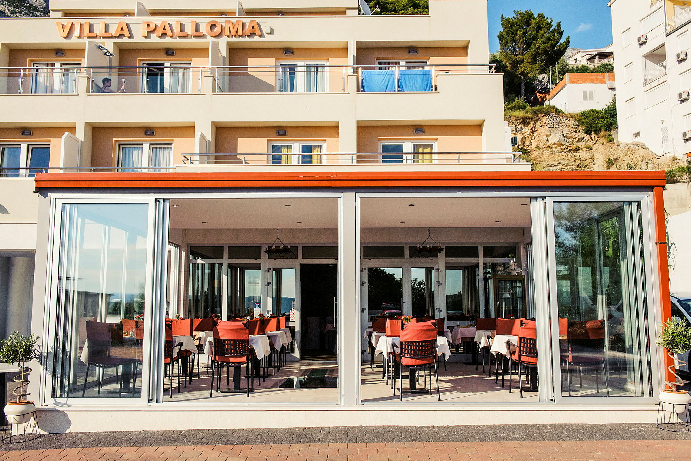 Villa Palloman sisäänkäynti, jossa on ravintola pöydillä. (Tekoälyn luoma teksti)