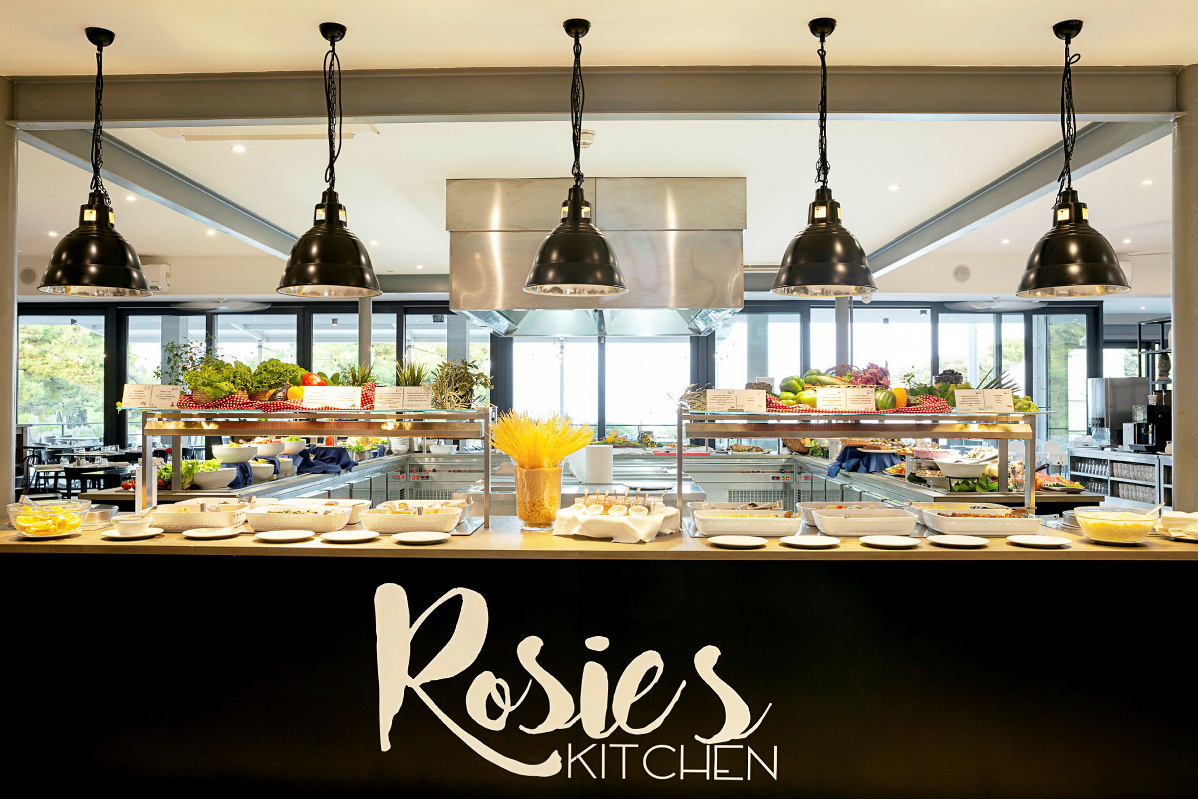 Buffet-alue, jossa on erilaisia ruokia ja aineksia Rosie's Kitchenissä. (Tekoälyn luoma teksti)