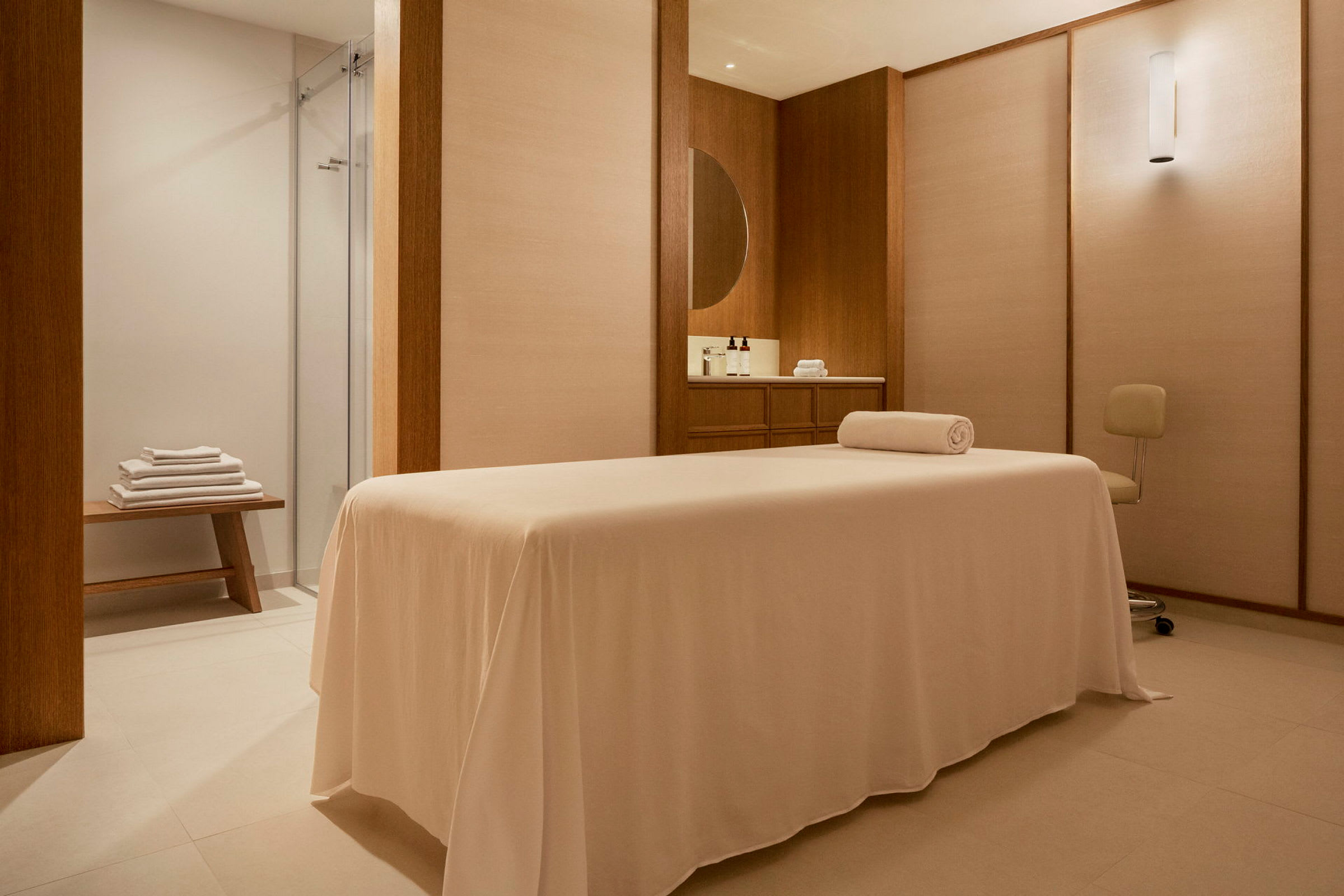 Hierontapöytä spa-huoneessa, jossa on minimalistinen sisustus. (Tekoälyn luoma teksti)