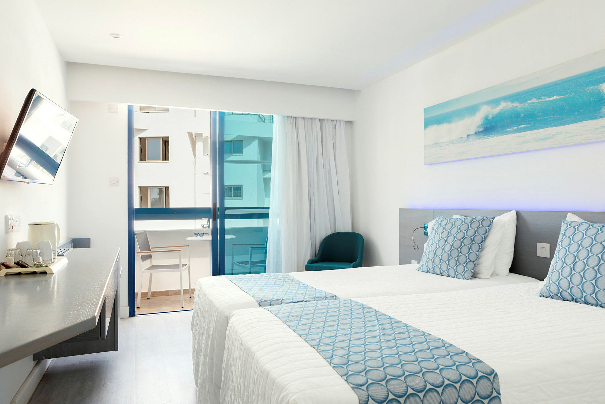 Hotellihuone, jossa kaksi erillistä sänkyä ja parveke. (Tekoälyn luoma teksti)