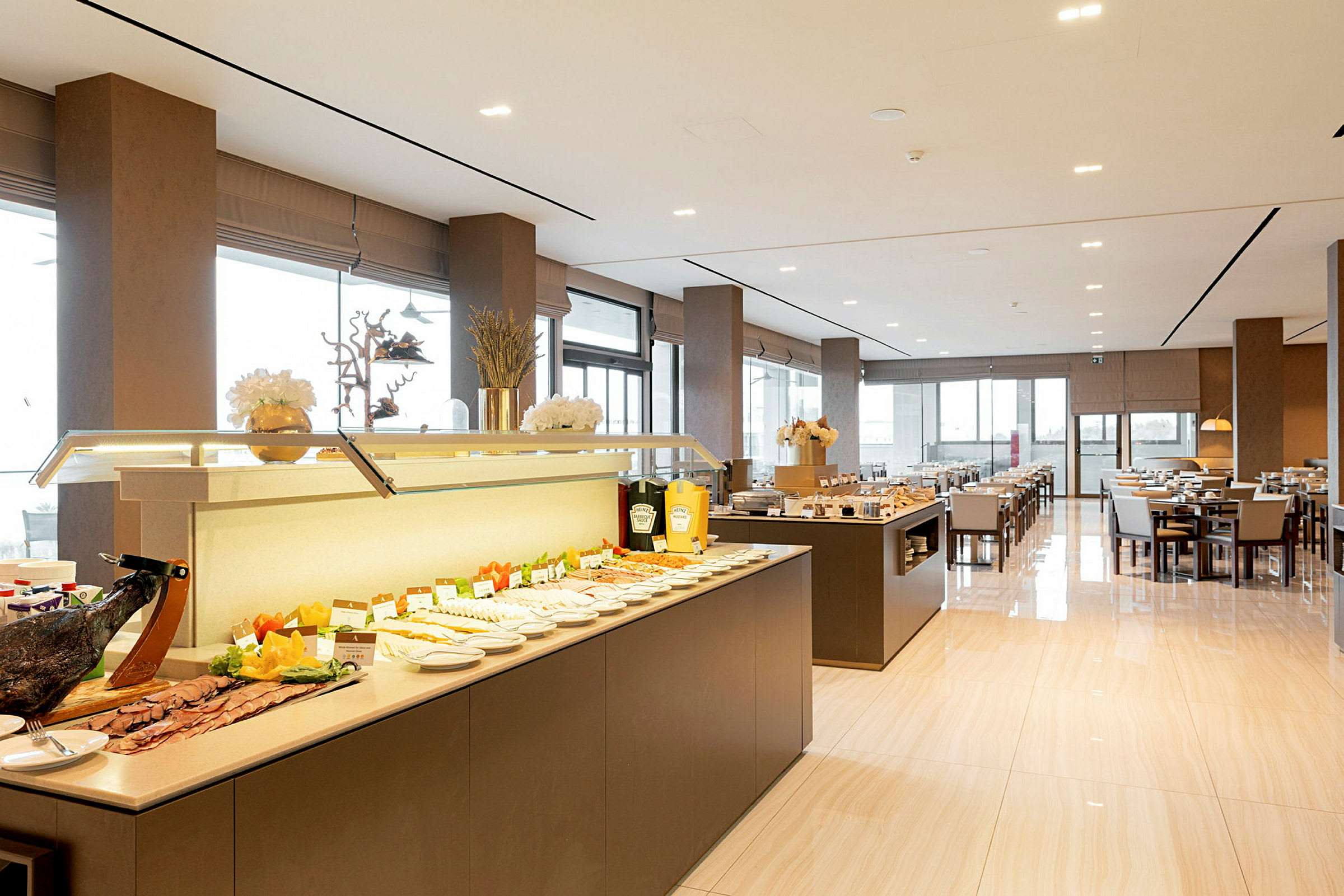 Buffet erilaisilla aterioilla tilavassa ja modernissa ravintolassa. (Tekoälyn luoma teksti)