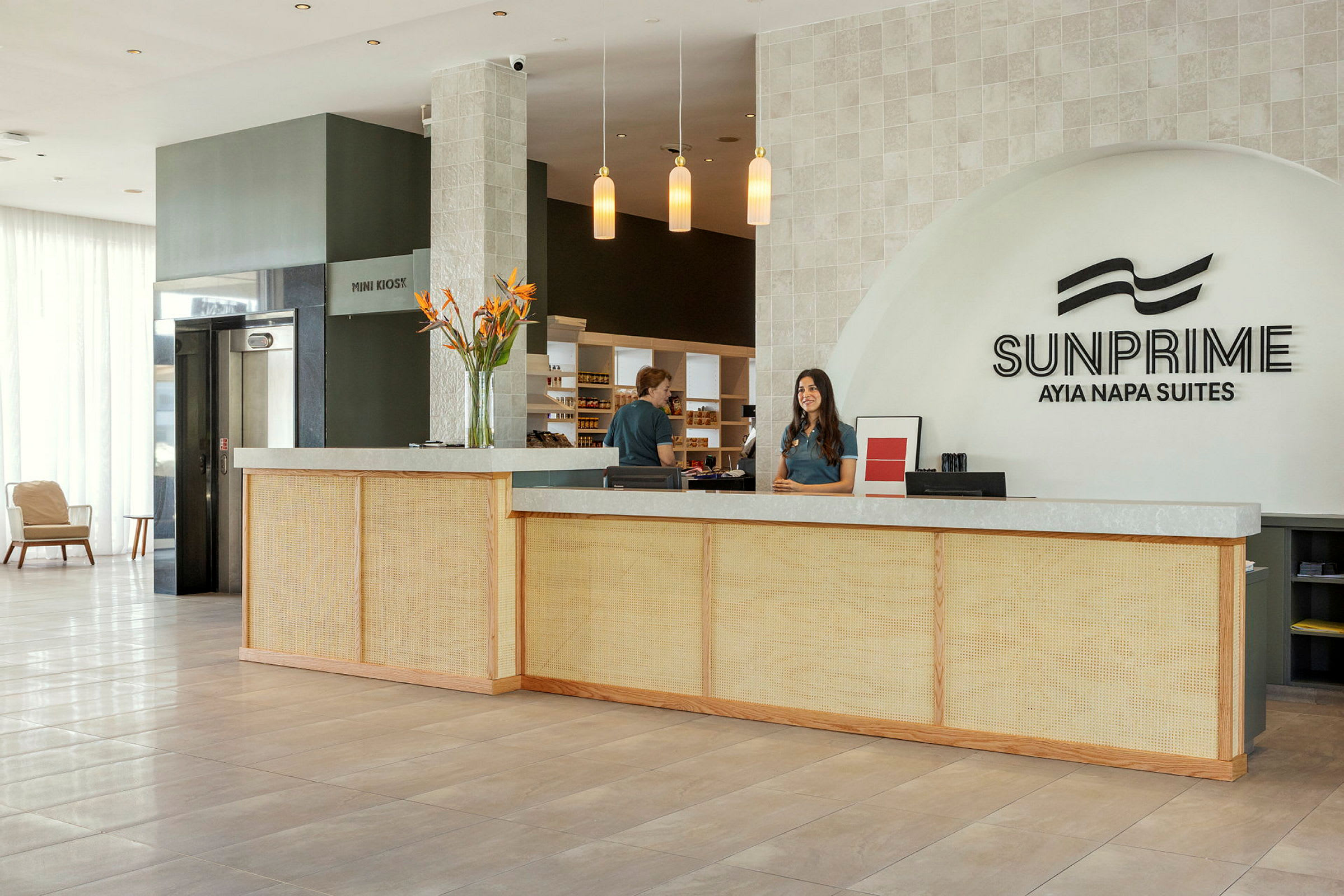 Sunprime Ayia Napa Suites -hotellin vastaanotto. (Tekoälyn luoma teksti)
