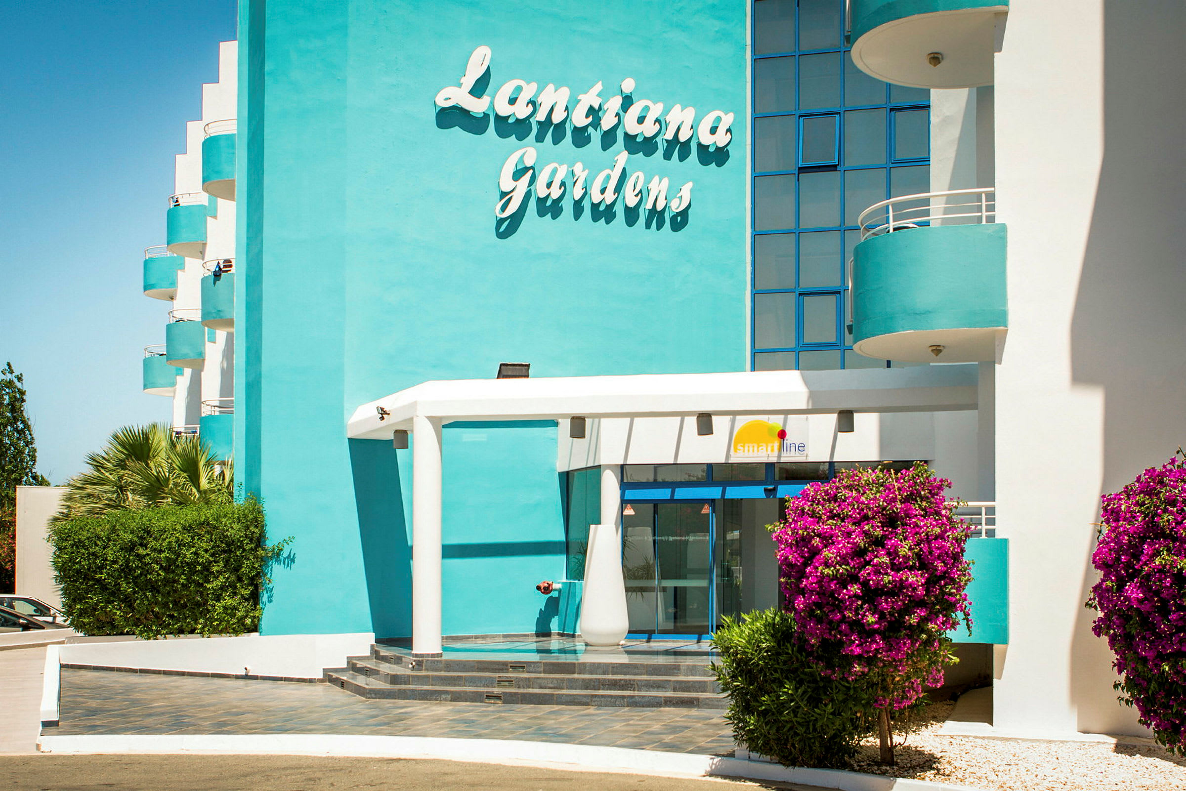 Hotellirakennus, jonka kyltissä lukee 'Lantiana Gardens'. (Tekoälyn luoma teksti)