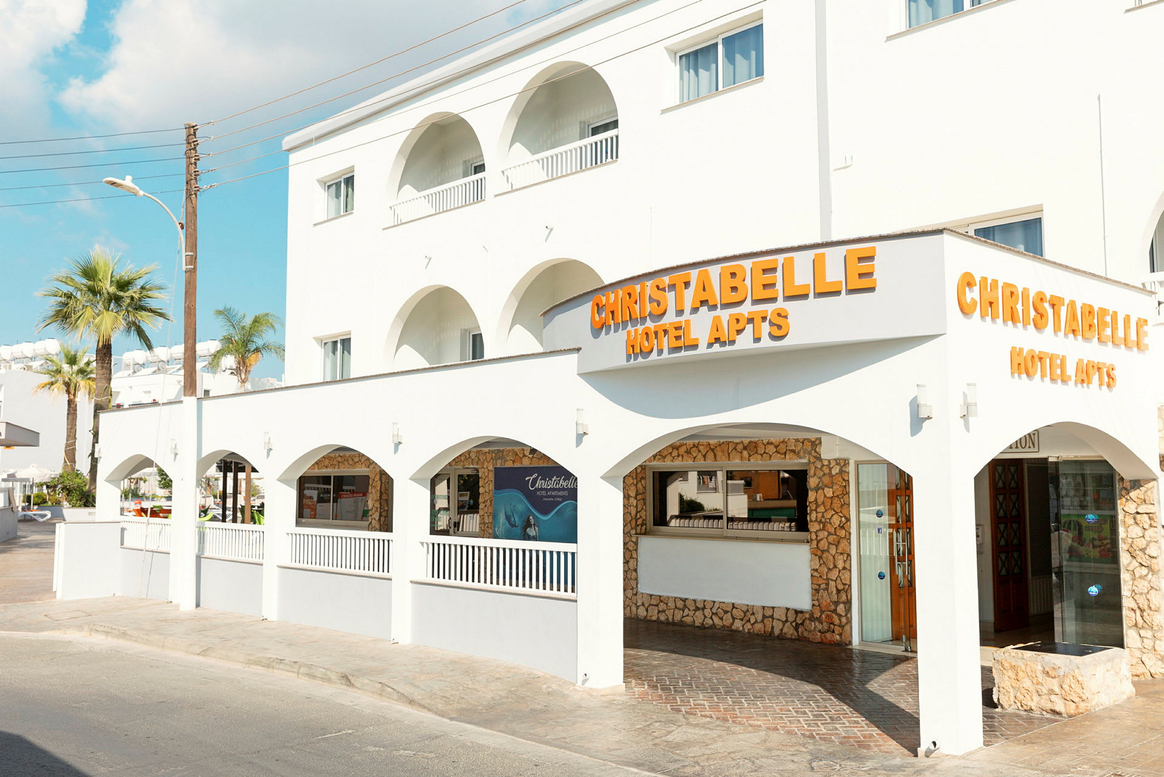Rakennus, jossa kyltti lukee 'Christabelle Hotel Apts'. (Tekoälyn luoma teksti)