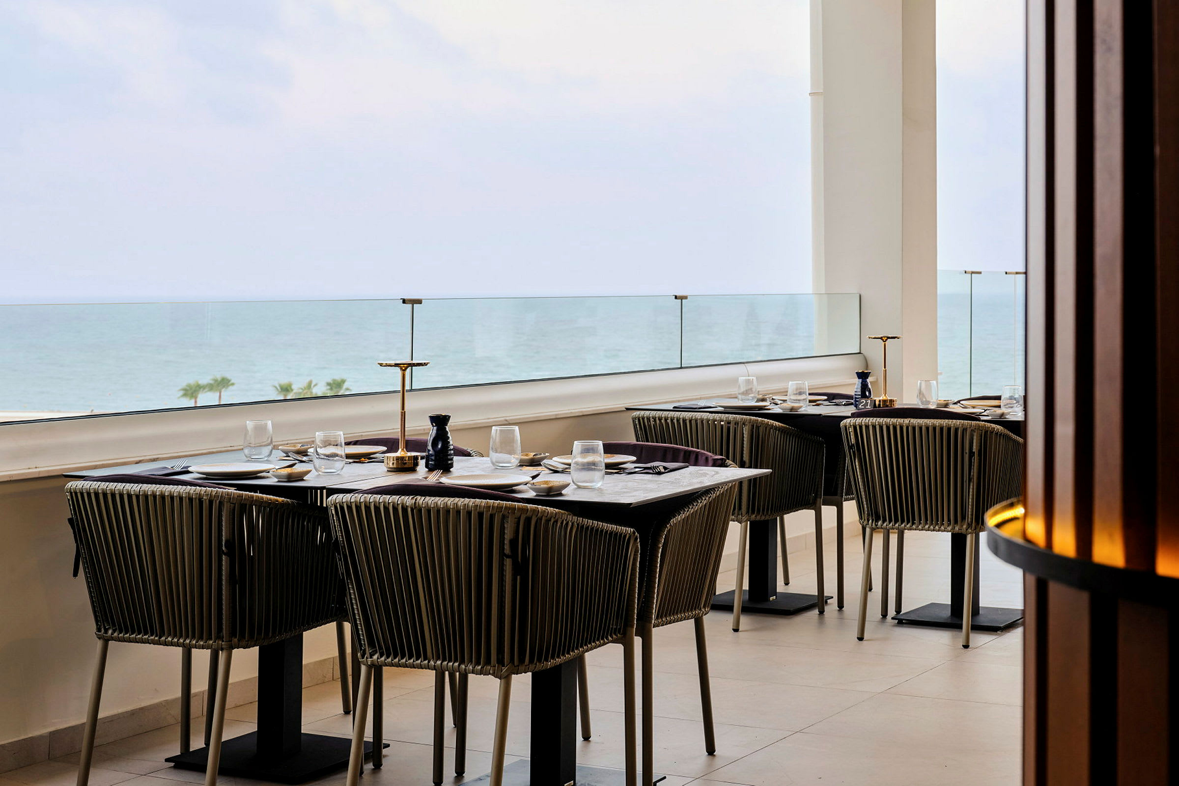 Kattaus ravintolassa, jossa on merinäköala. (Tekoälyn luoma teksti)
