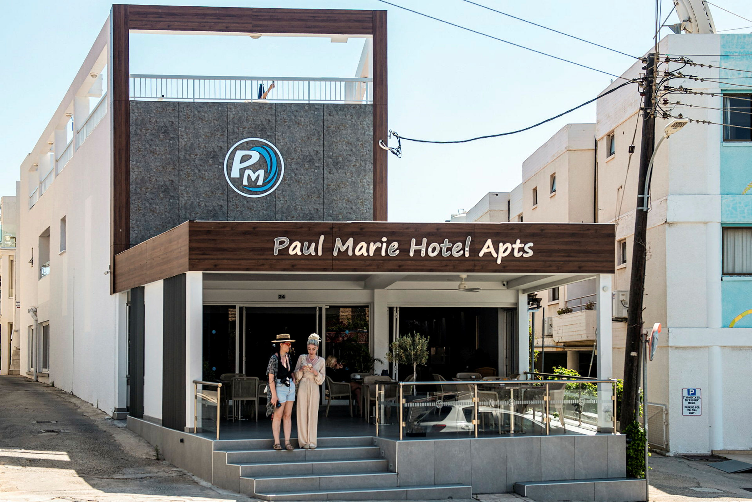 Paul Marie Hotel Apartmentsin etupuoli ulkoistumapaikalla ja sisäänkäynnillä. (Tekoälyn luoma teksti)