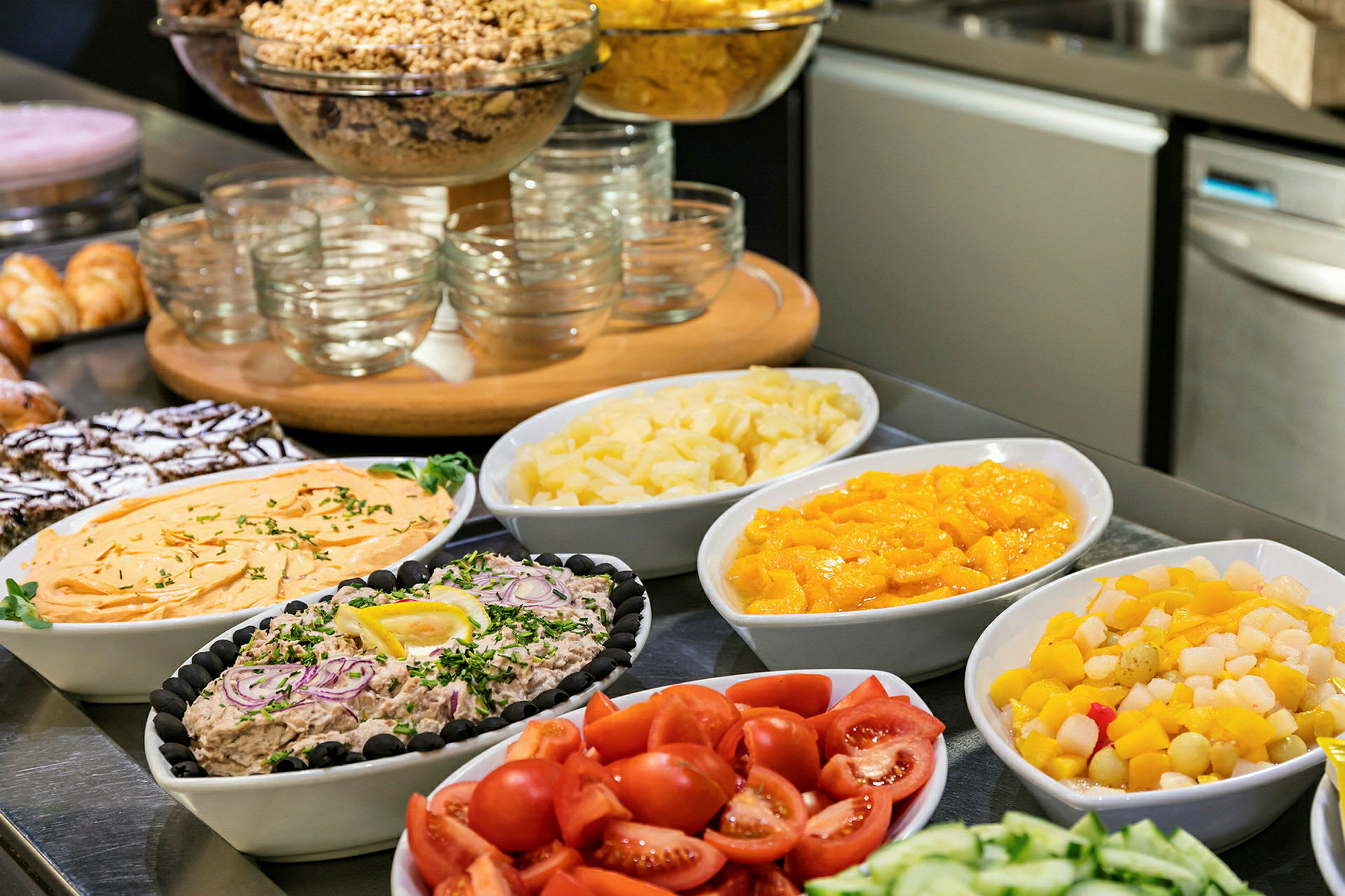 Buffet, jossa erilaisia ruokia ja hedelmiä. (Tekoälyn luoma teksti)