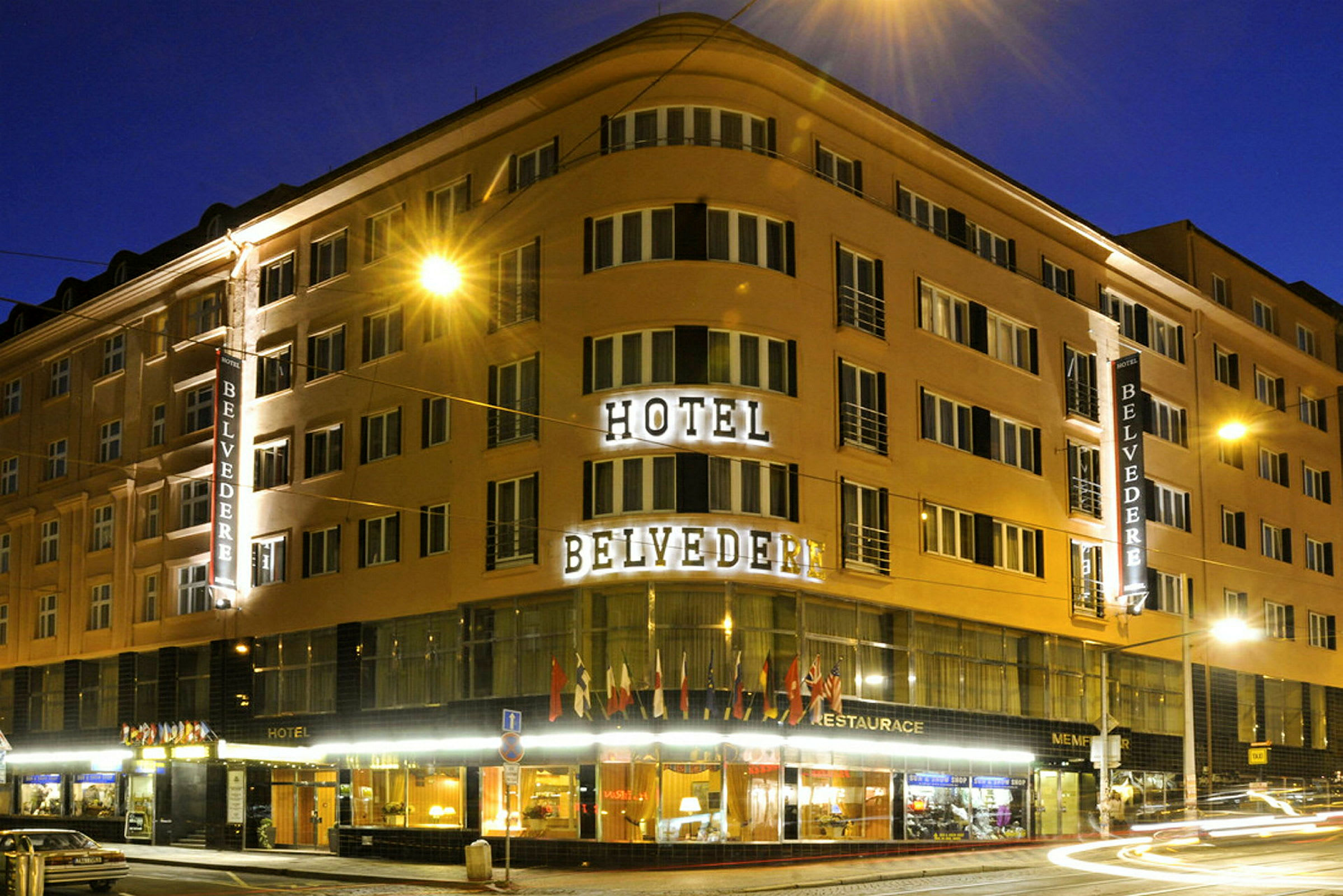 Yöaikaan valaistu rakennus, jossa lukee "Hotel Belvedere". (Tekoälyn luoma teksti)