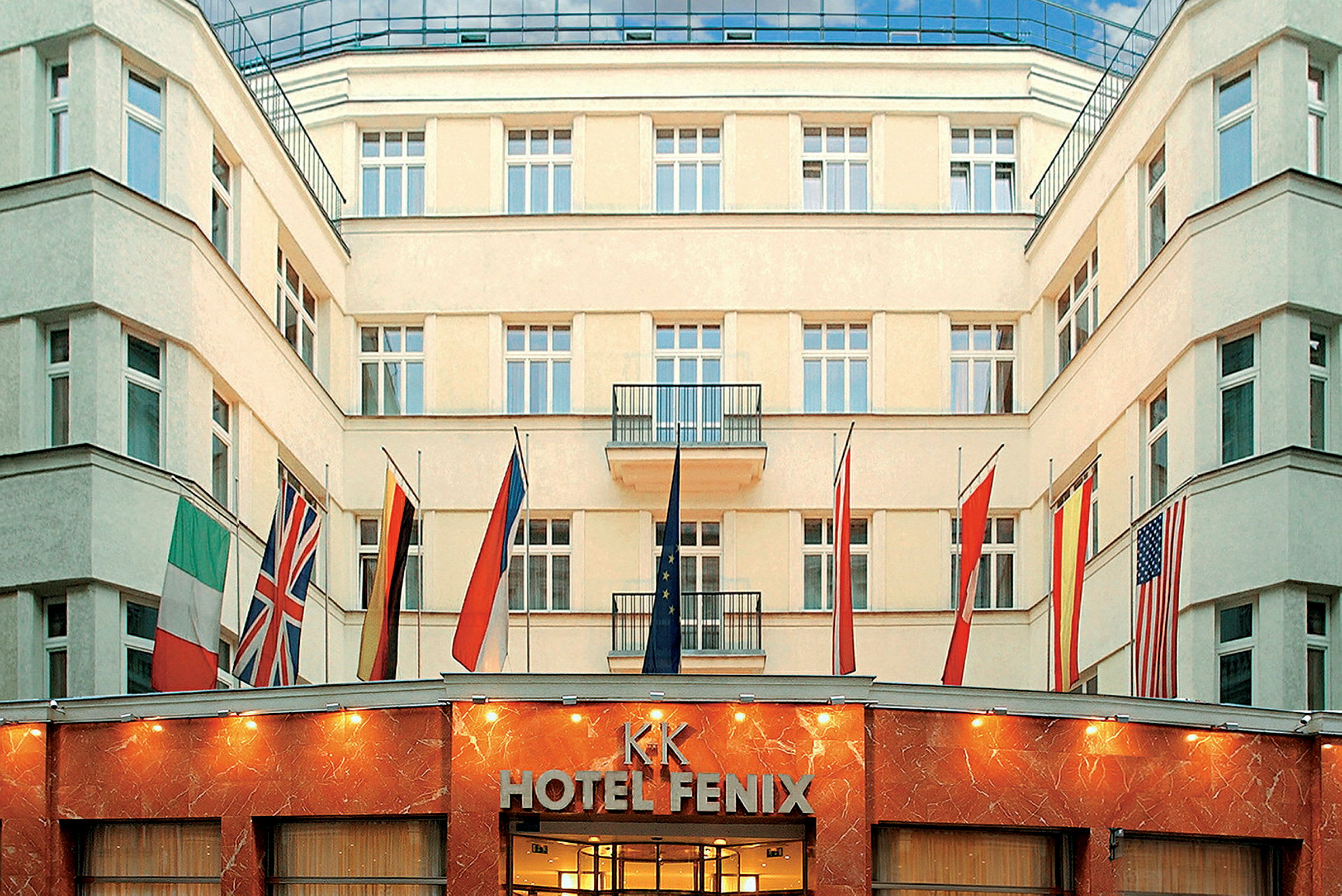 Kuva hotellista, jonka sisäänkäynnin yläpuolella on liput. (Tekoälyn luoma teksti)