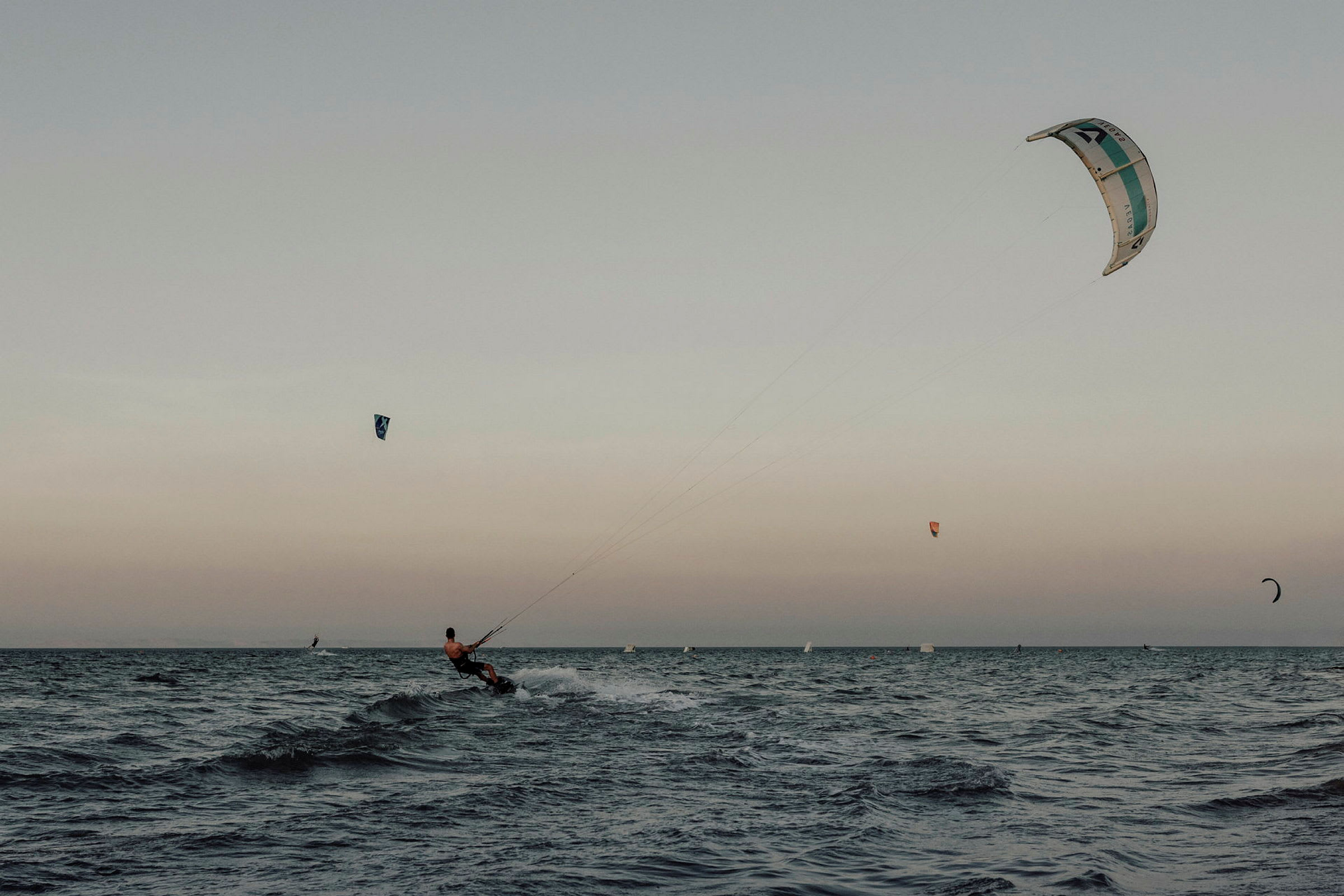 Henkilö kitesurffaa merellä. (Tekoälyn luoma teksti)