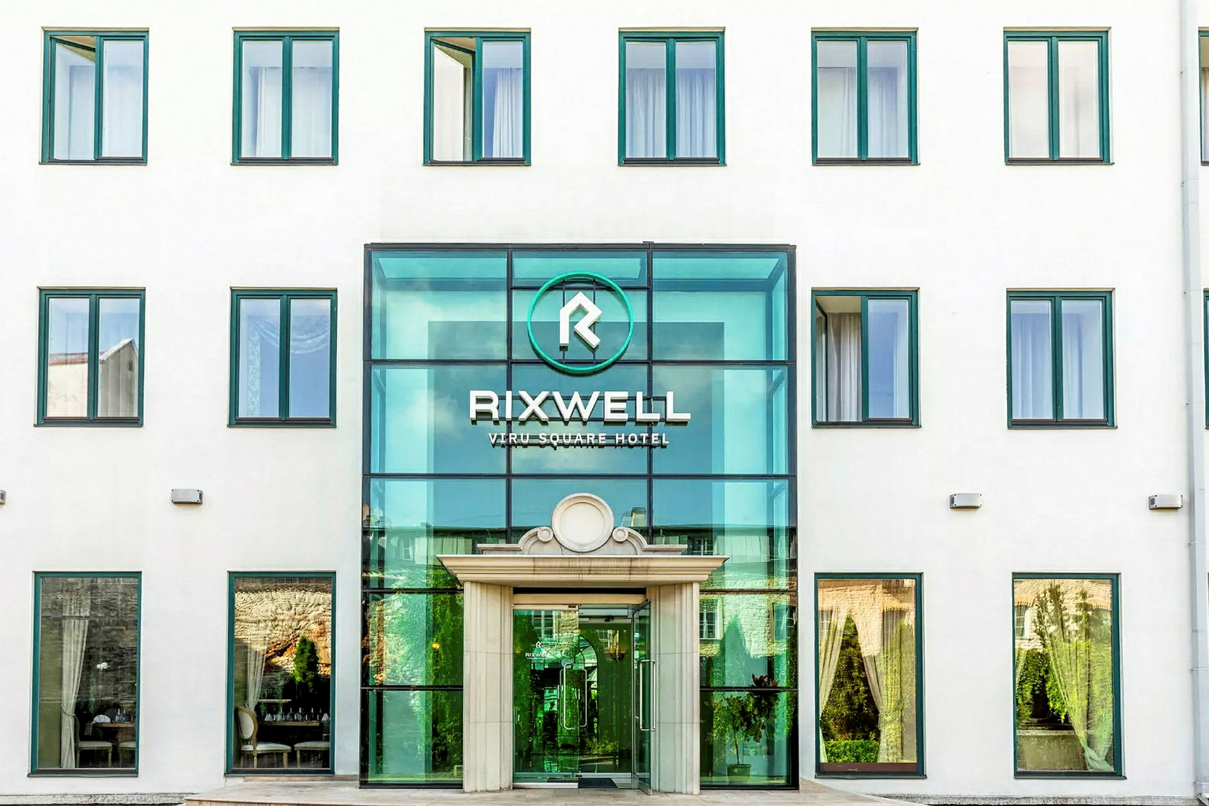 Hotellin sisäänkäynti lasijulkisivulla ja vihreä logo sekä teksti "Rixwell Viru Square Hotel". (Tekoälyn luoma teksti)