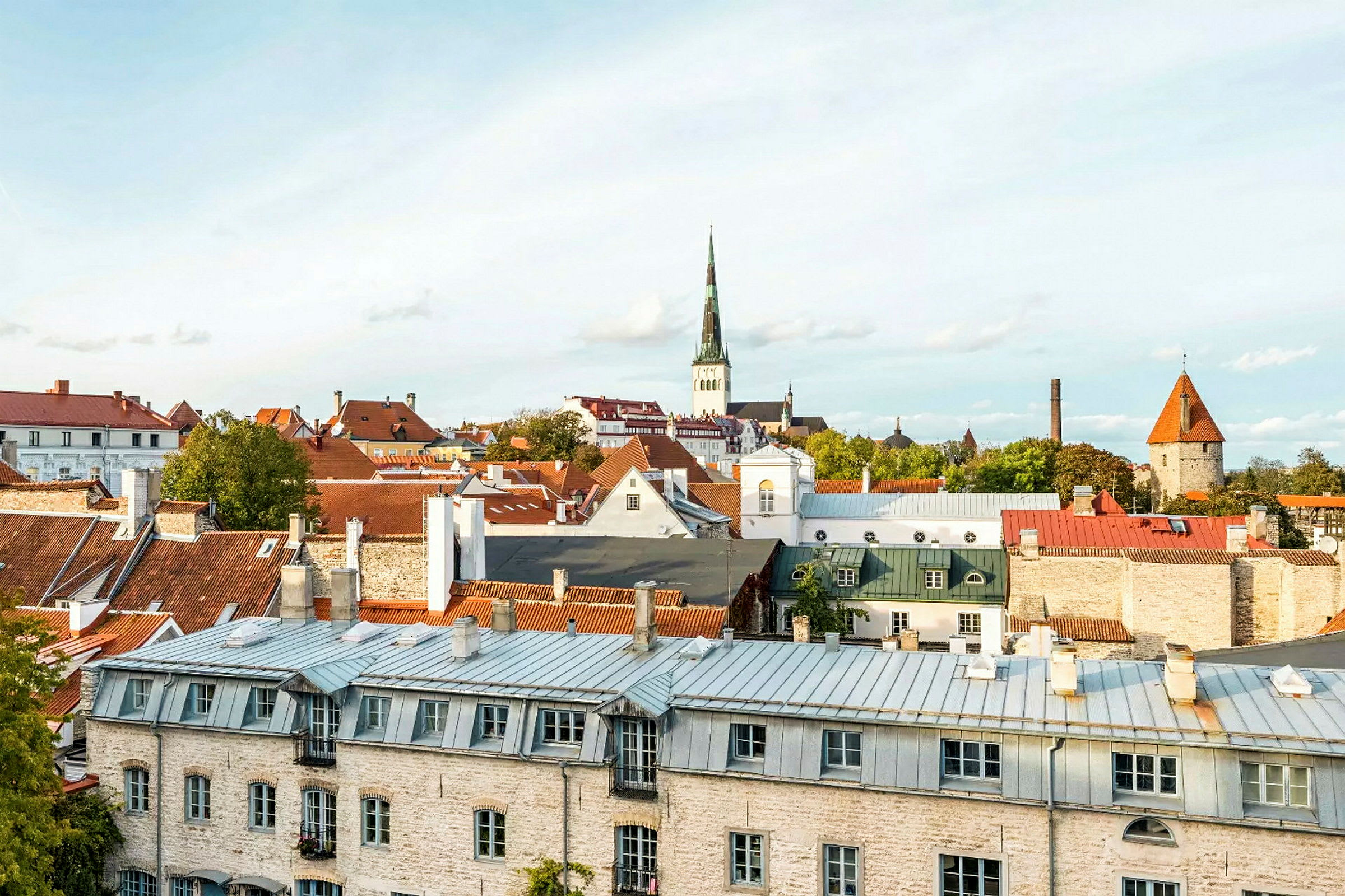 Näkymä Tallinnan kaupungista kattomaisemineen ja kirkontorneineen. (Tekoälyn luoma teksti)