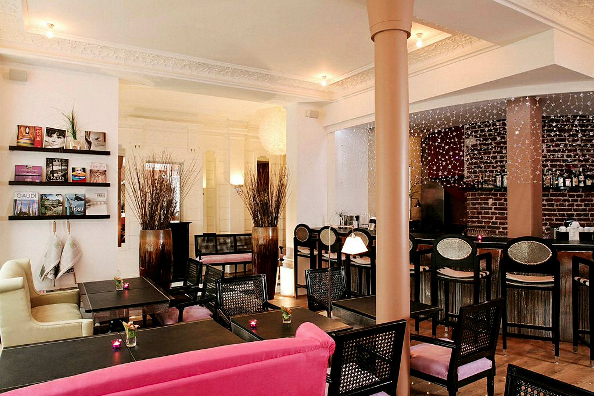 Sisustettu kahvila- tai hotellitila, jossa pöytiä, tuoleja ja koristeita. (Tekoälyn luoma teksti)