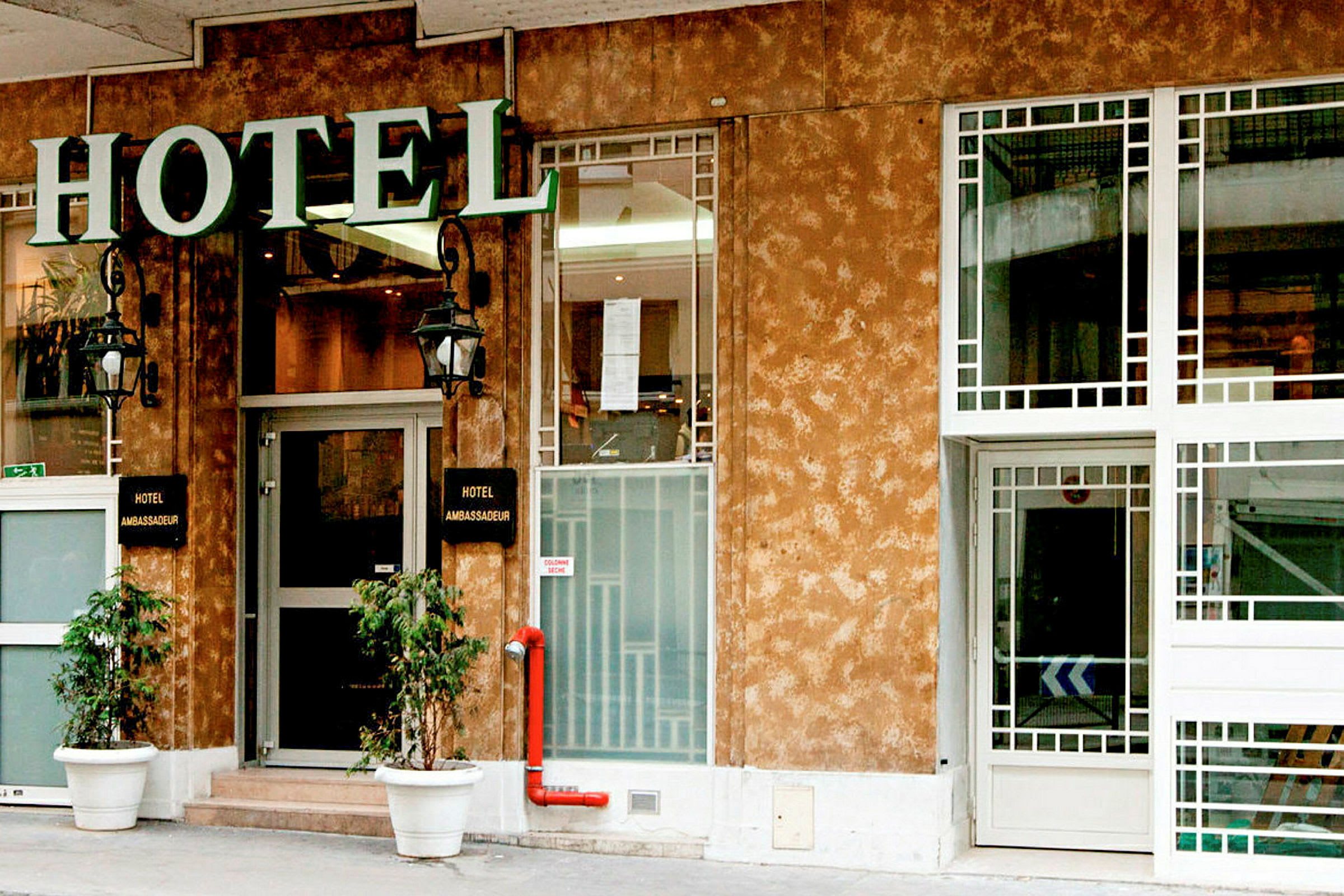 Hotellin julkisivu, jossa kyltti 'Hotel Ambassadeur'. (Tekoälyn luoma teksti)