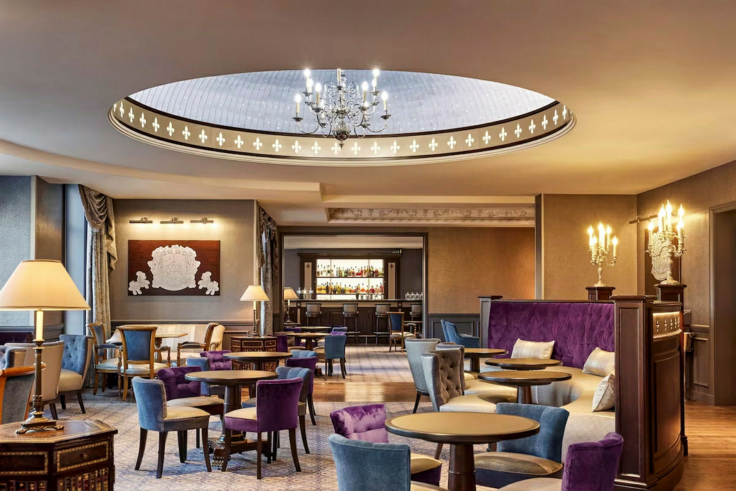 Tyylikäs hotellihuone, jossa istuimia ja baaritiski taustalla. (Tekoälyn luoma teksti)