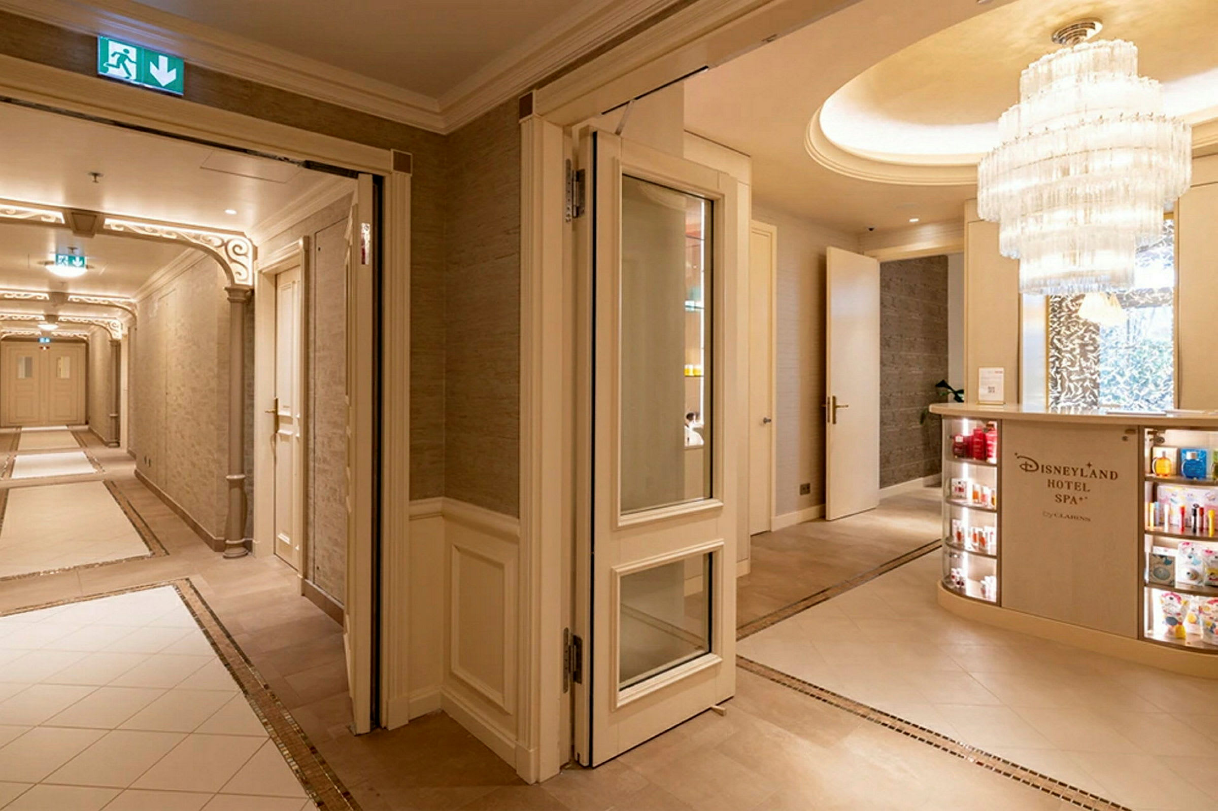 Hotellikäytävä, jossa vastaanotto johtaa Disneyland Hotel Spa -kylpylään. (Tekoälyn luoma teksti)