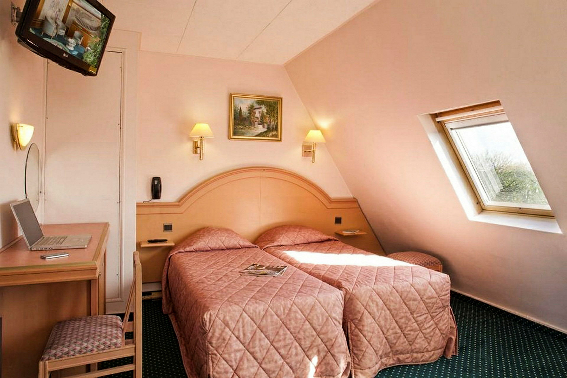 Hotellihuone, jossa on kaksi yhden hengen vuodetta yhteensopivilla päiväpeitoilla. Sivulla on pieni kirjoituspöytä ja tuoli, ja viistosti sijoitettu ikkuna päästää luonnonvaloa sisään. (Tekoälyn luoma teksti)