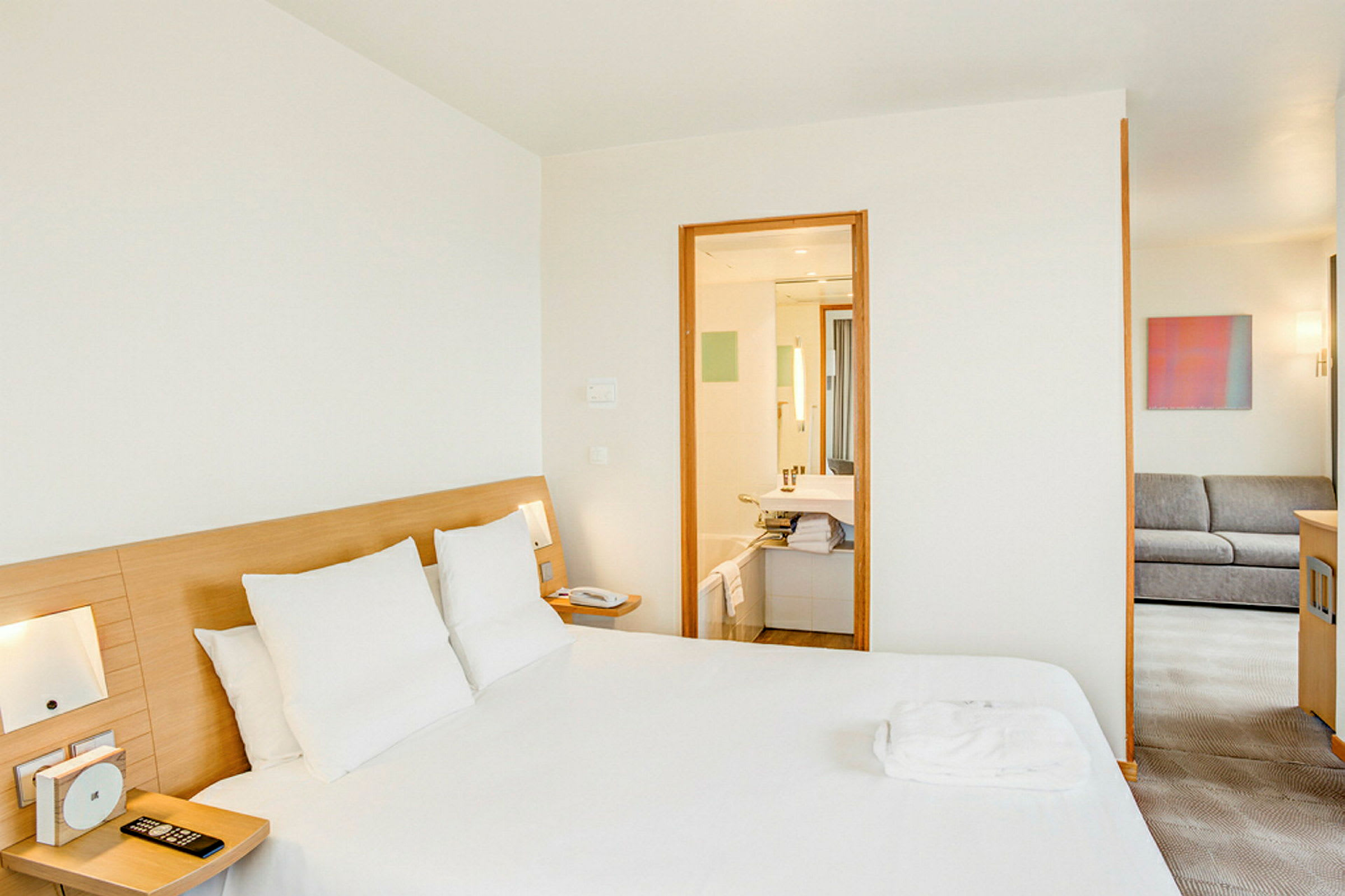 Hotellihuone, jossa on parisänky, kylpyhuone ja oleskelutila. (Tekoälyn luoma teksti)