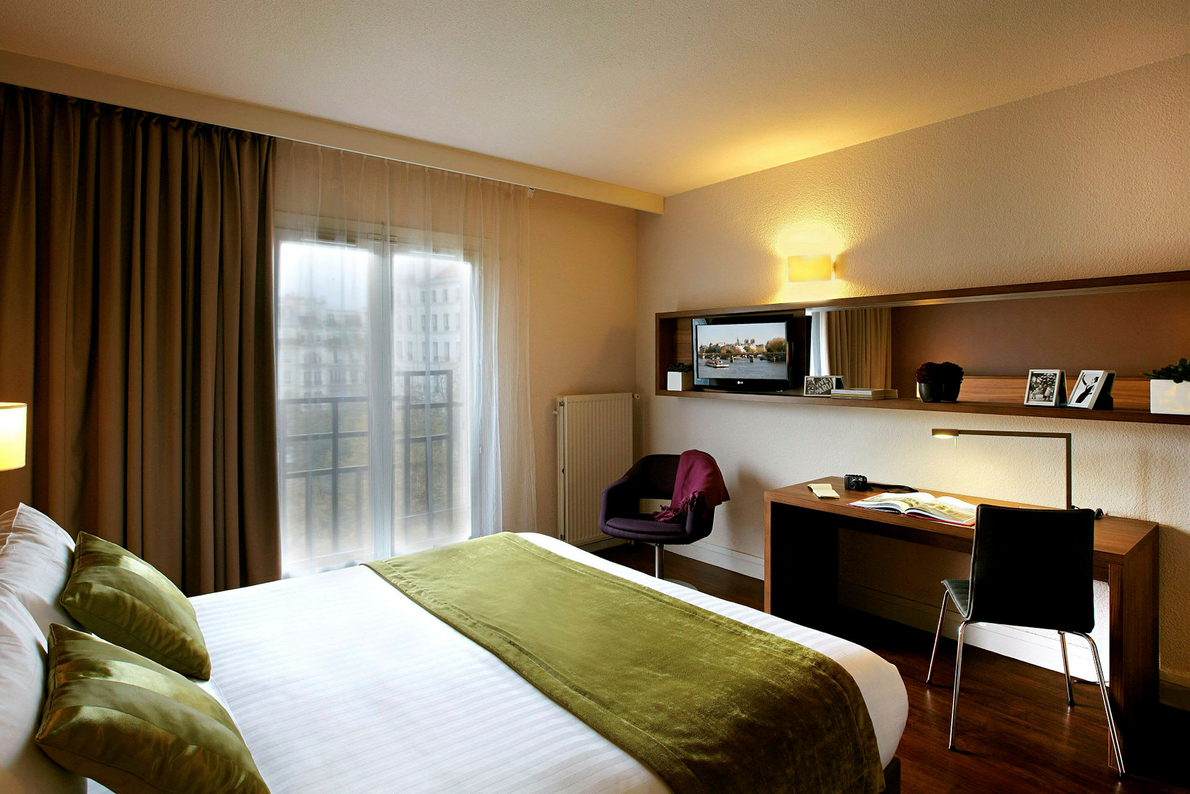Hotellihuone, jossa parivuode ja työpöytä. (Tekoälyn luoma teksti)