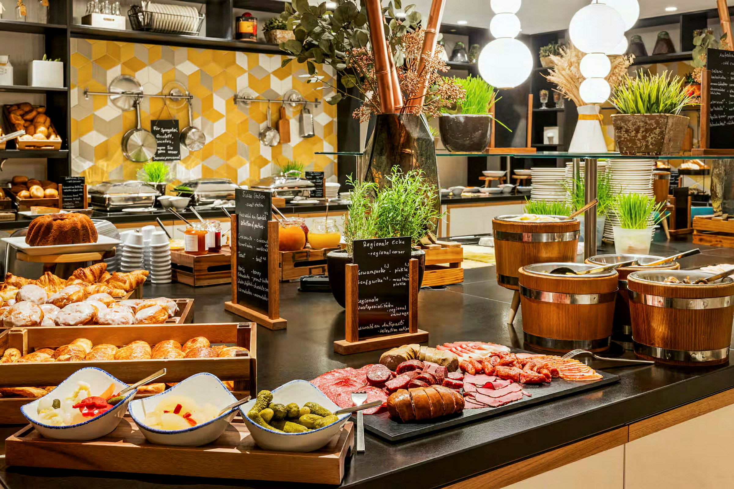 Buffet, jossa leipää, leikkeleitä, säilöttyjä vihanneksia ja tuoreita yrttejä. (Tekoälyn luoma teksti)