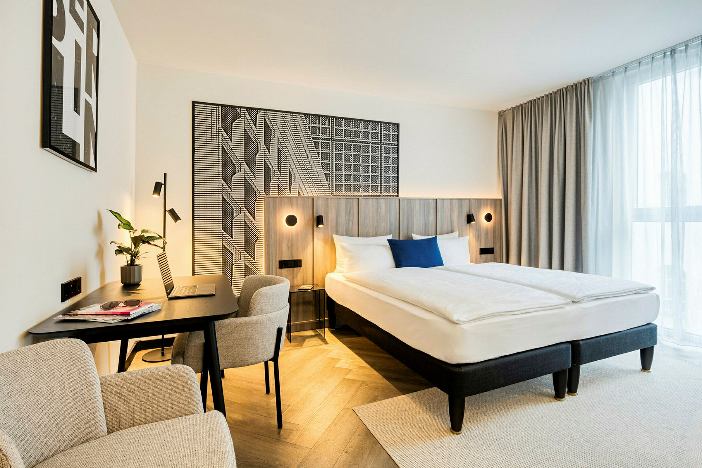 Hotellihuone, jossa on parivuode ja työtila. (Tekoälyn luoma teksti)