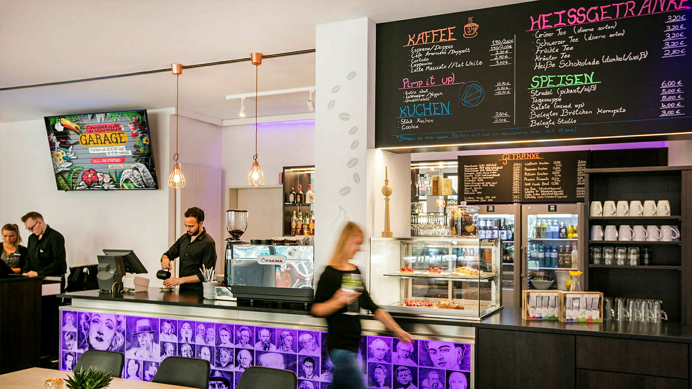 Kahvilan sisustus, jossa tiski, kahvikone, lasivitriinissä leivonnaisia ja seinällä menu. Henkilökunta on tiskin takana. (Tekoälyn luoma teksti)
