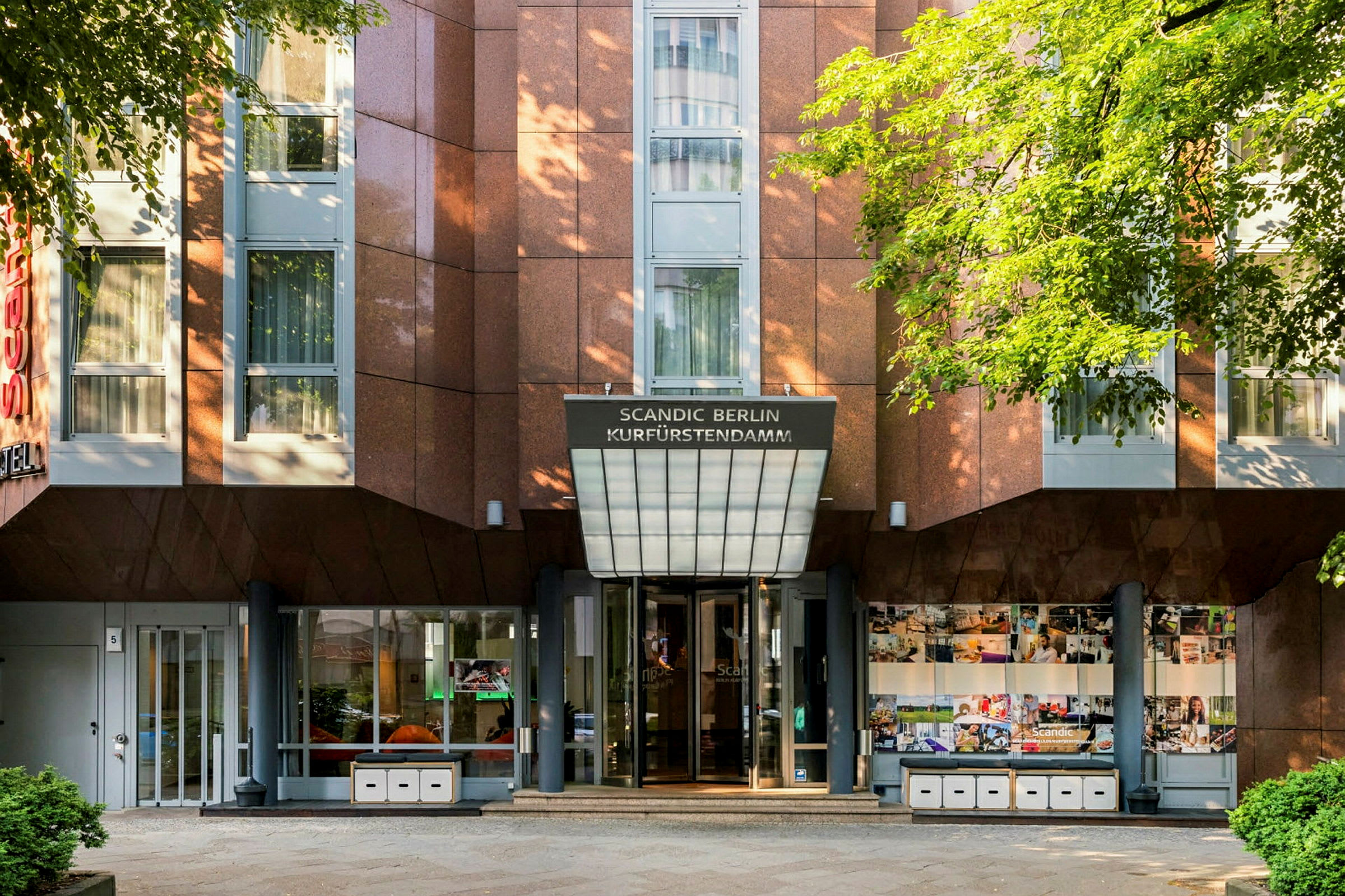 Sisäänkäynti Scandic Berlin Kurfürstendamm -hotelliin. (Tekoälyn luoma teksti)