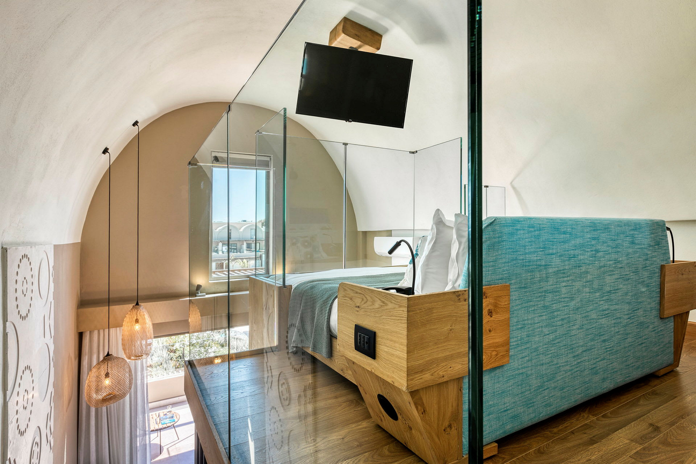 Moderni hotellihuone, jossa on ullakkosuunnittelu ja lasiseinät. (Tekoälyn luoma teksti)
