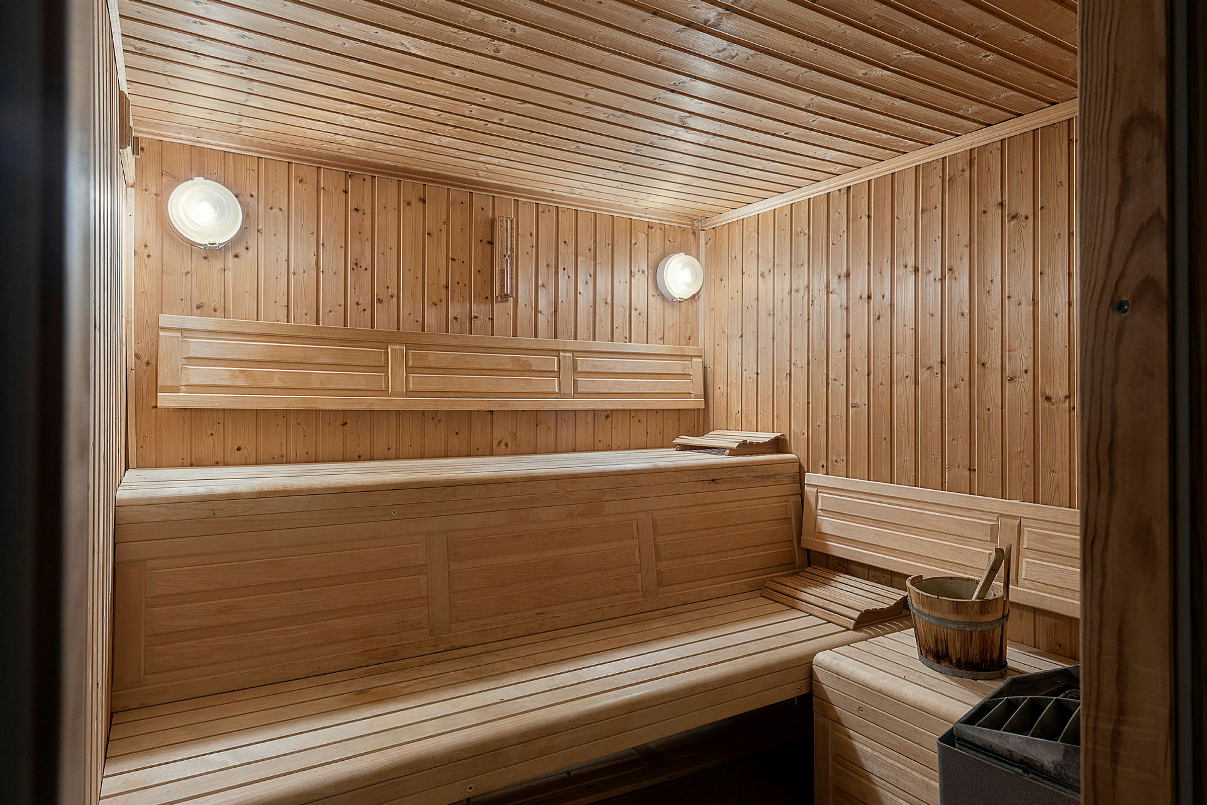 Puulämmitteinen sauna, jossa on puupaneelit ja penkit. (Tekoälyn luoma teksti)