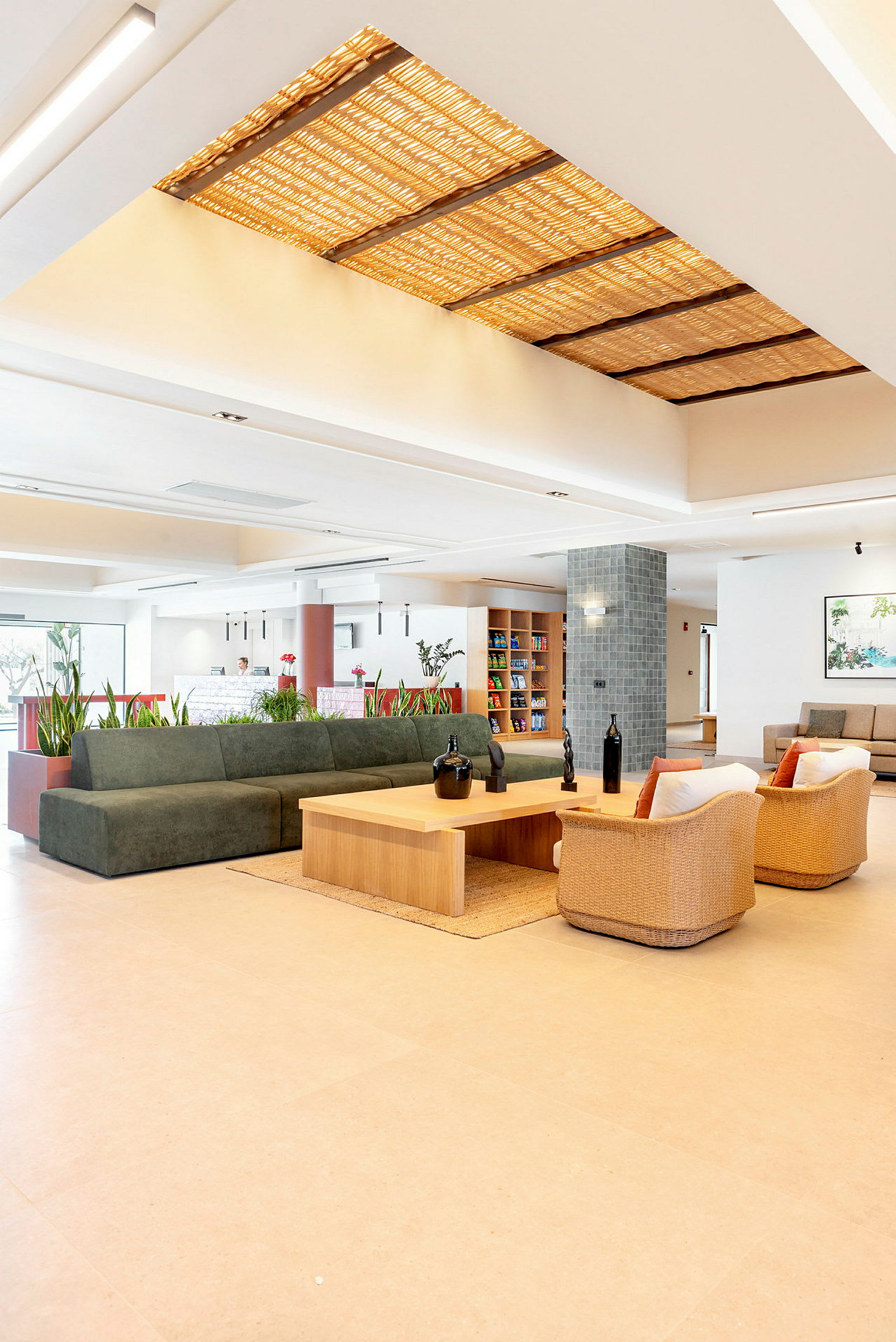 Moderni hotellintaulaan ulottuva alue, jossa on sohvia, nojatuoleja ja sohvapöytä. (Tekoälyn luoma teksti)