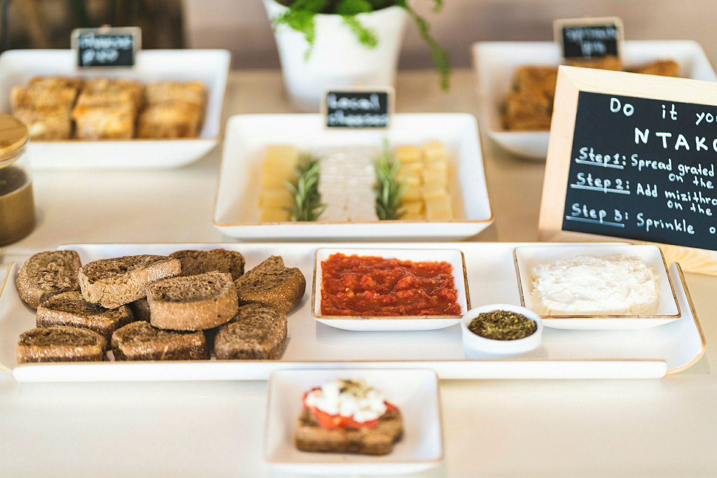 Ruokapöytä paahdettuine leipäviipaleineen, kastikkeineen ja juustoineen (Tekoälyn luoma teksti)