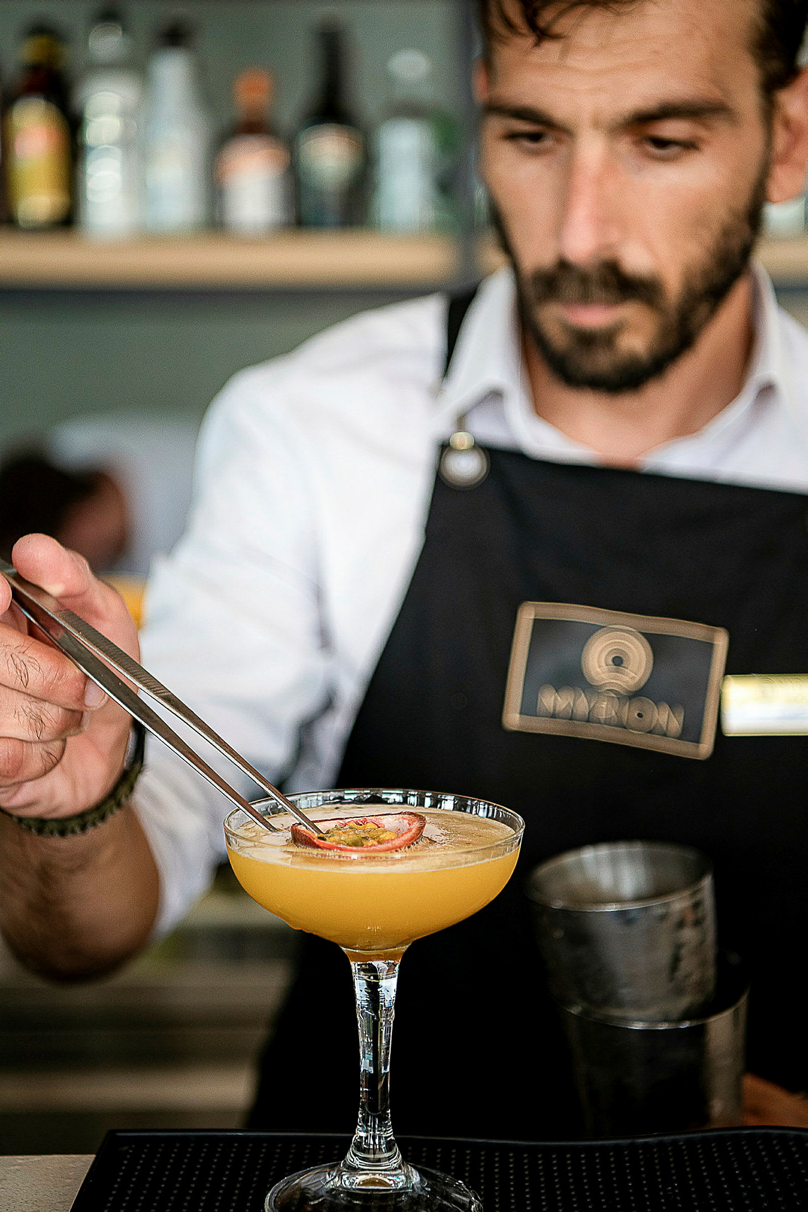 Cocktailia koristellaan passionhedelmällä. (Tekoälyn luoma teksti)