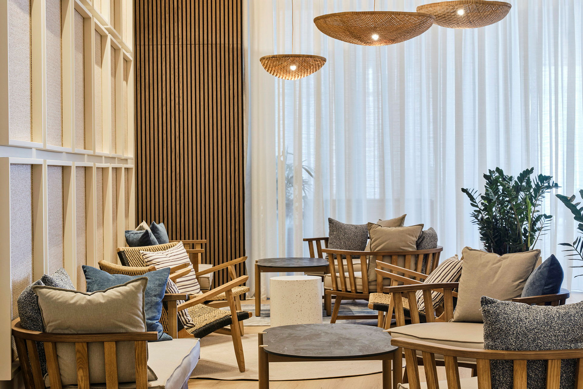Tyylikäs lounge puutuoleilla, tyynyillä ja matalilla pöydillä. (Tekoälyn luoma teksti)
