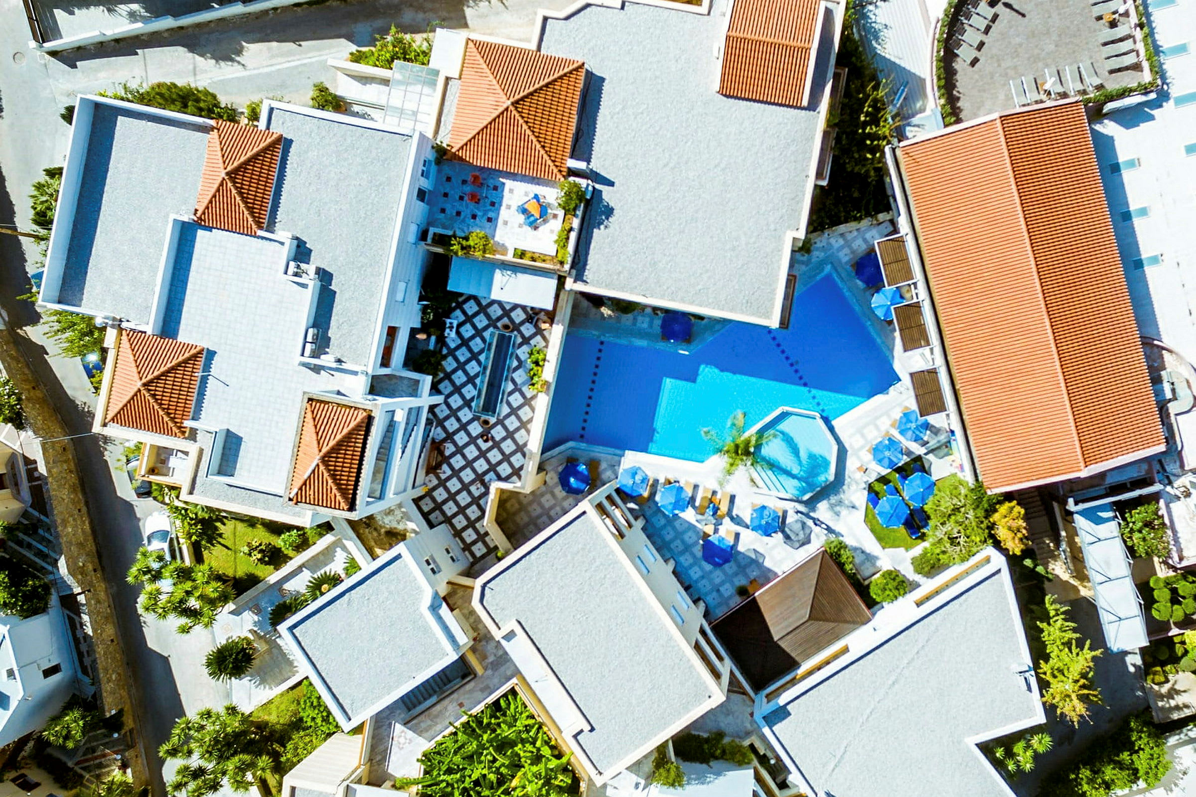 Ilmakuva hotellialueesta, jolla on rakennuksia ja uima-allas. (Tekoälyn luoma teksti)