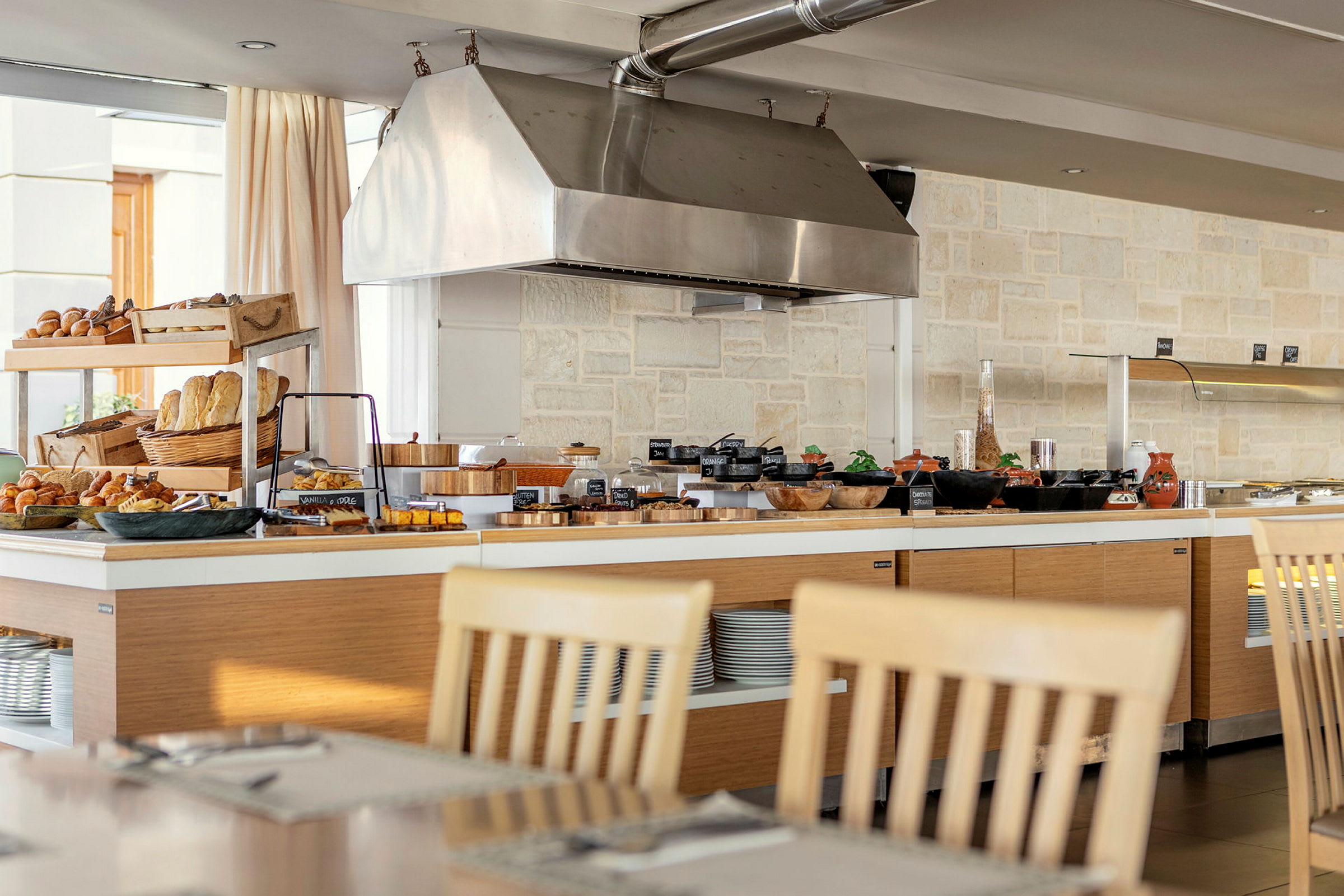 Buffet-alue, jossa on useita ruokavaihtoehtoja ja näkyviä istumapaikkoja. (Tekoälyn luoma teksti)