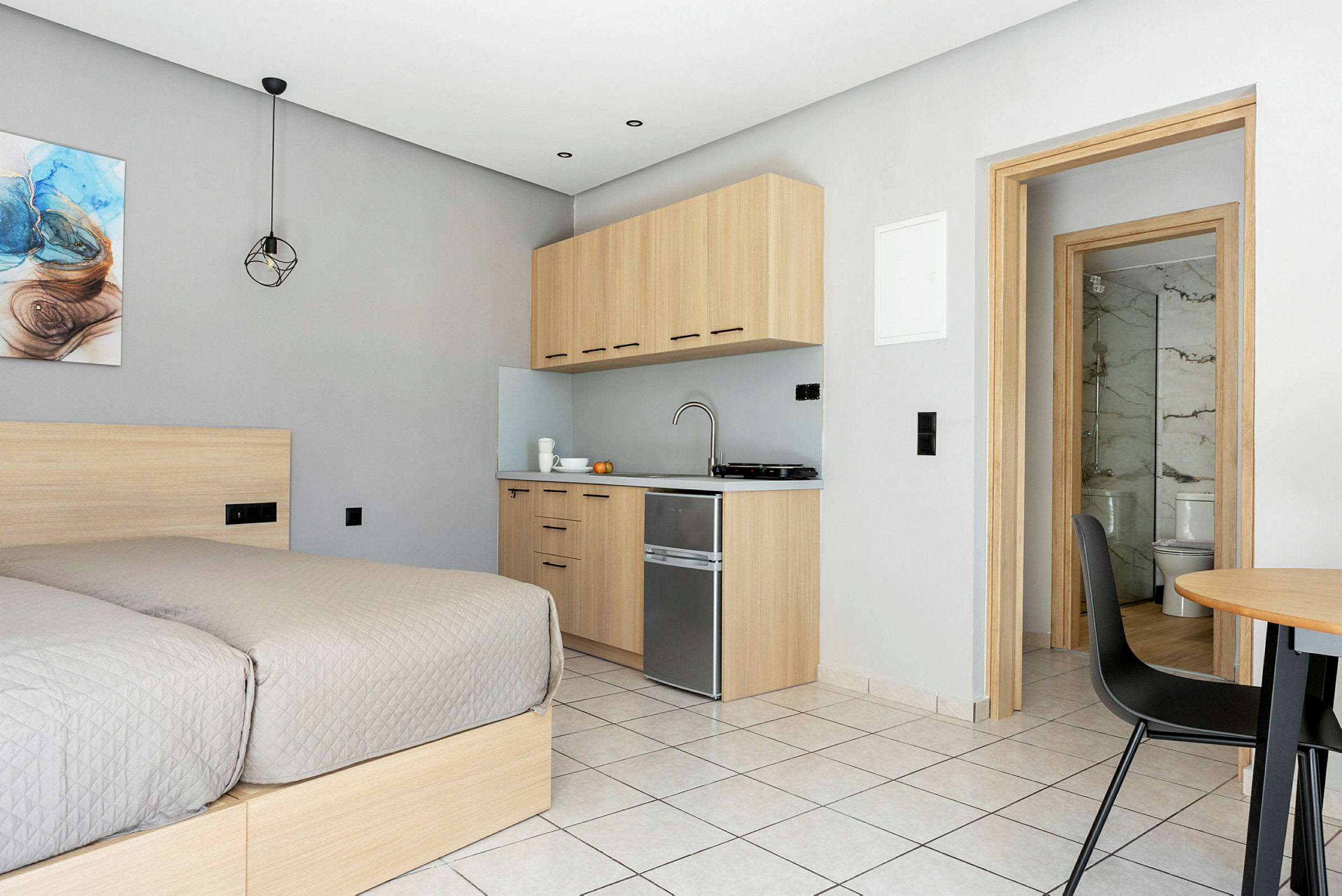 Hotellihuone, jossa on keittiö, sänky ja kylpyhuone. (Tekoälyn luoma teksti)