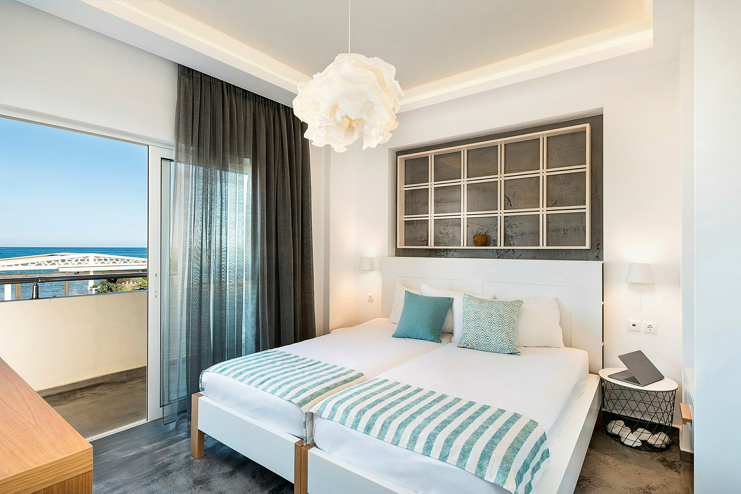 Moderni hotellihuone merinäköalalla. (Tekoälyn luoma teksti)